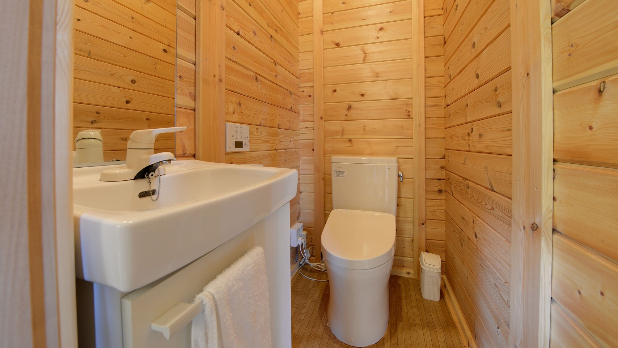 *[Log House/K] บ้านไม้ที่มีอ่างล้างจานและห้องน้ำ
