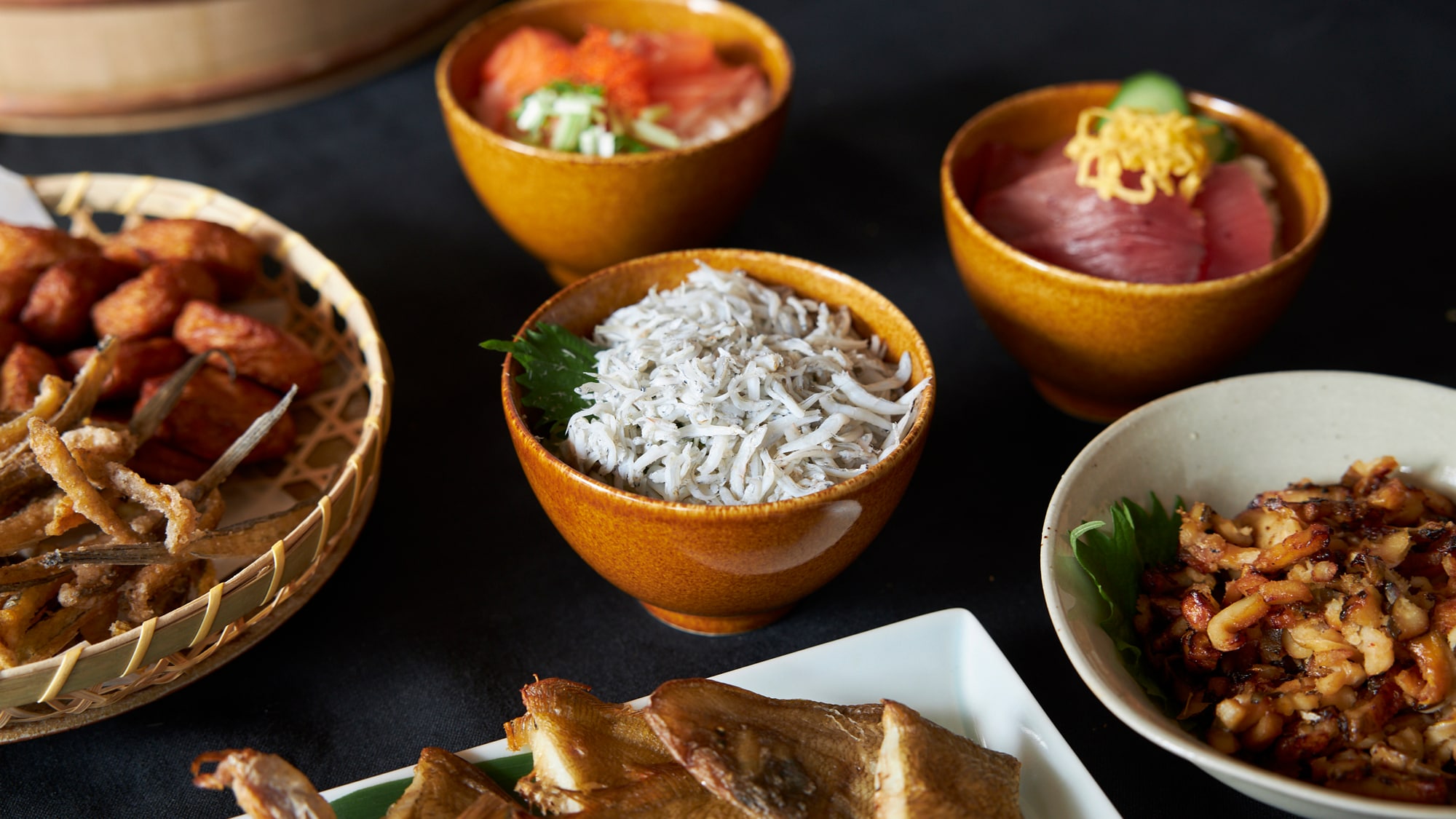 An original seafood bowl made with ingredients delivered directly from the fishing port of Izumisano