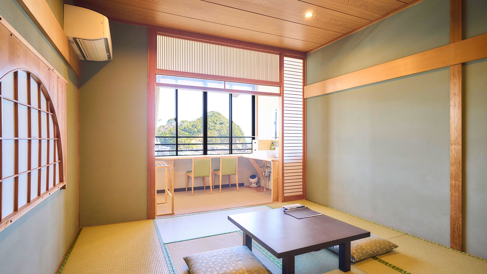 ・[Japanese-style room with 10 tatami mats] You can see Ise Bay from this room with its impressive decorative shoji screens.