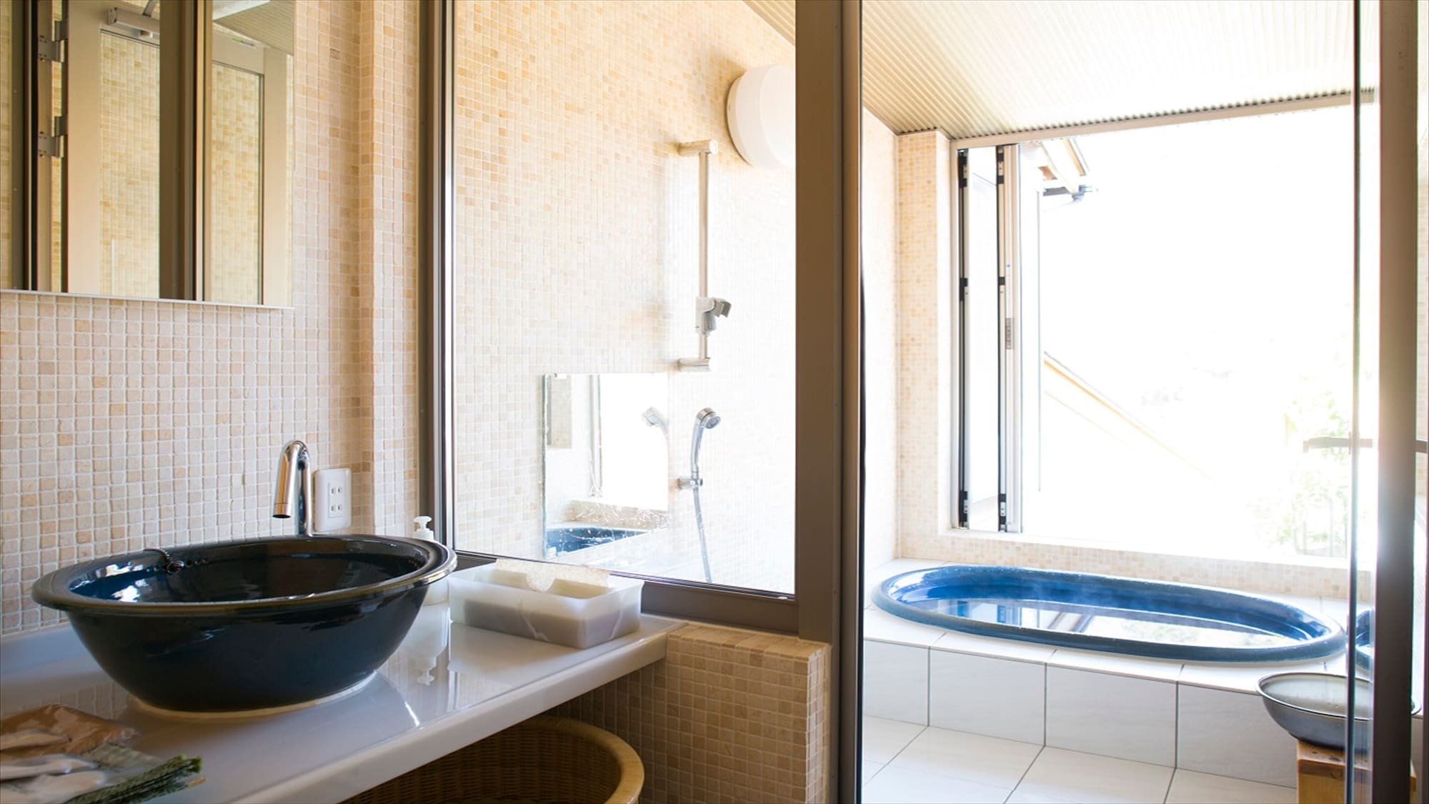 "Tenku" (hot spring observation bath, toilet, washbasin, observation deck included)