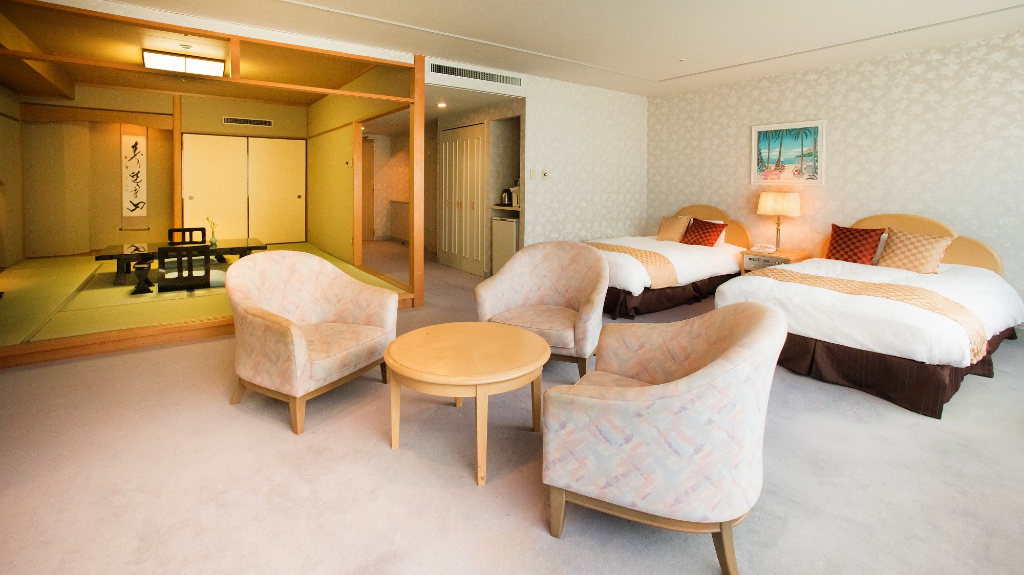  [日西式房间] 74平方米的宽敞房间，有8张榻榻米和一间双床卧室。