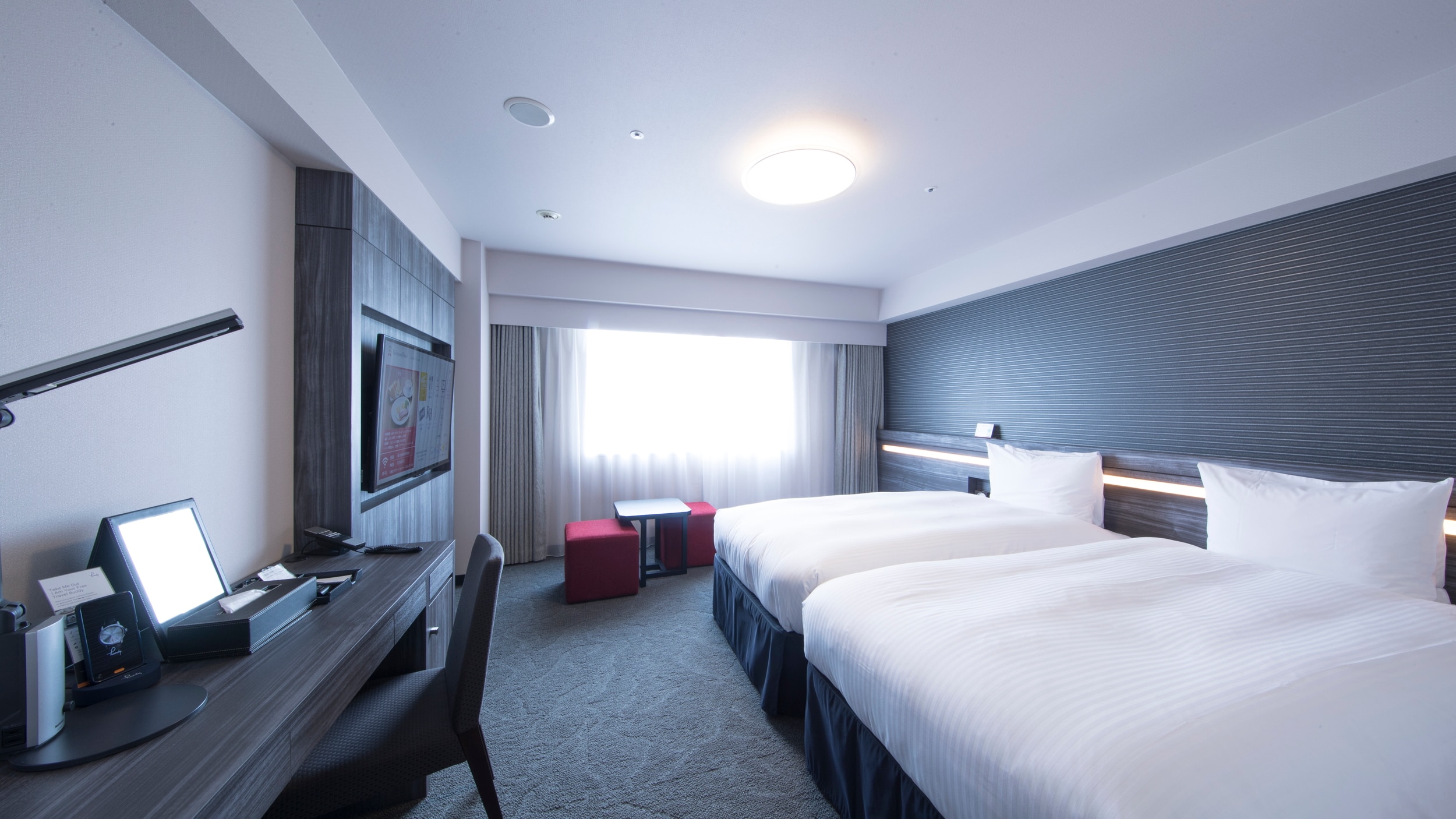 Hollywood Twin Room, Entrance side, 24m2, 2 beds (110cm each), 50-inch TV