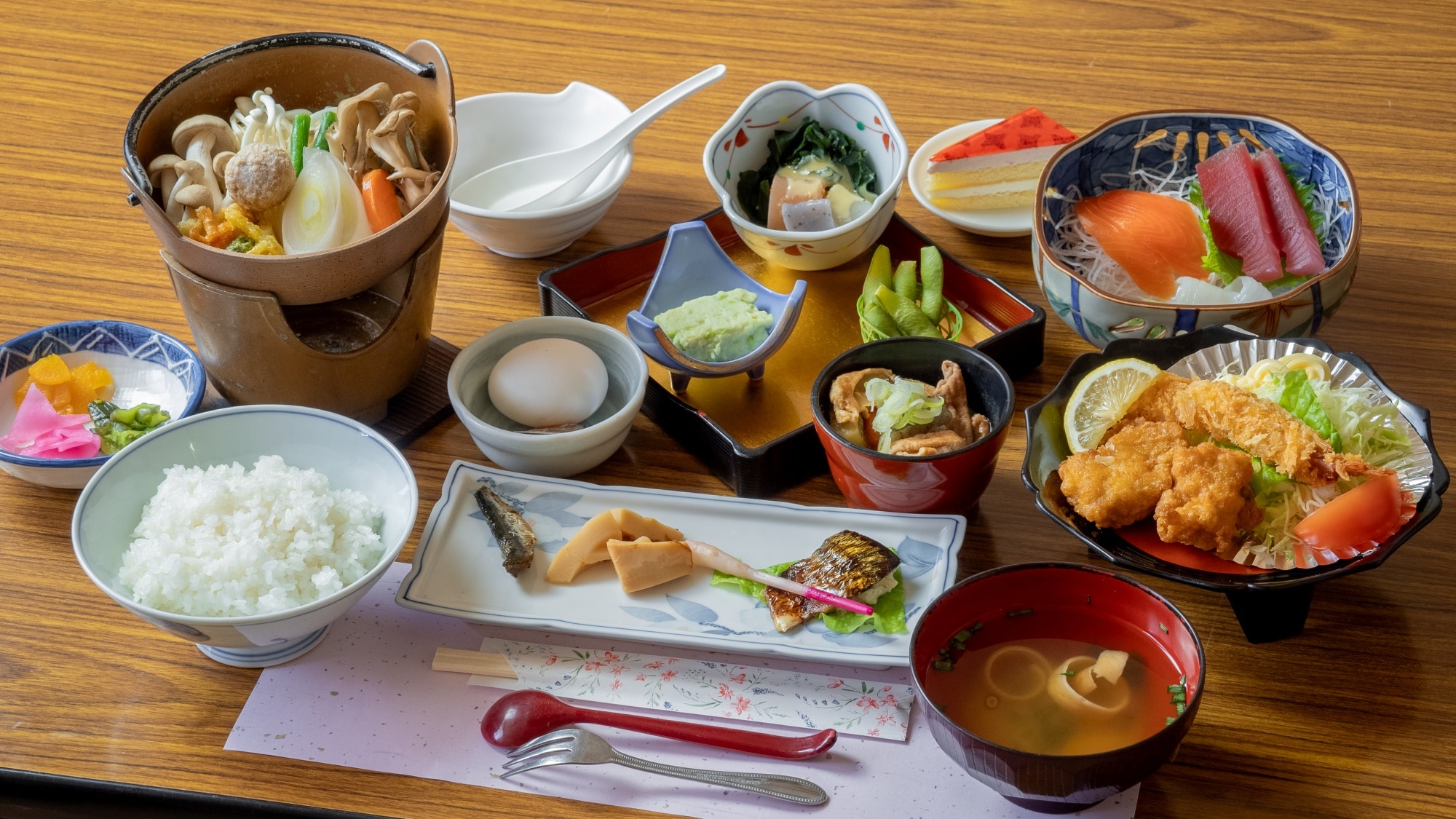 ※晚餐範例：我們提供以當季食材和當地食材烹調的生魚片和蒟蒻等各種菜餚。