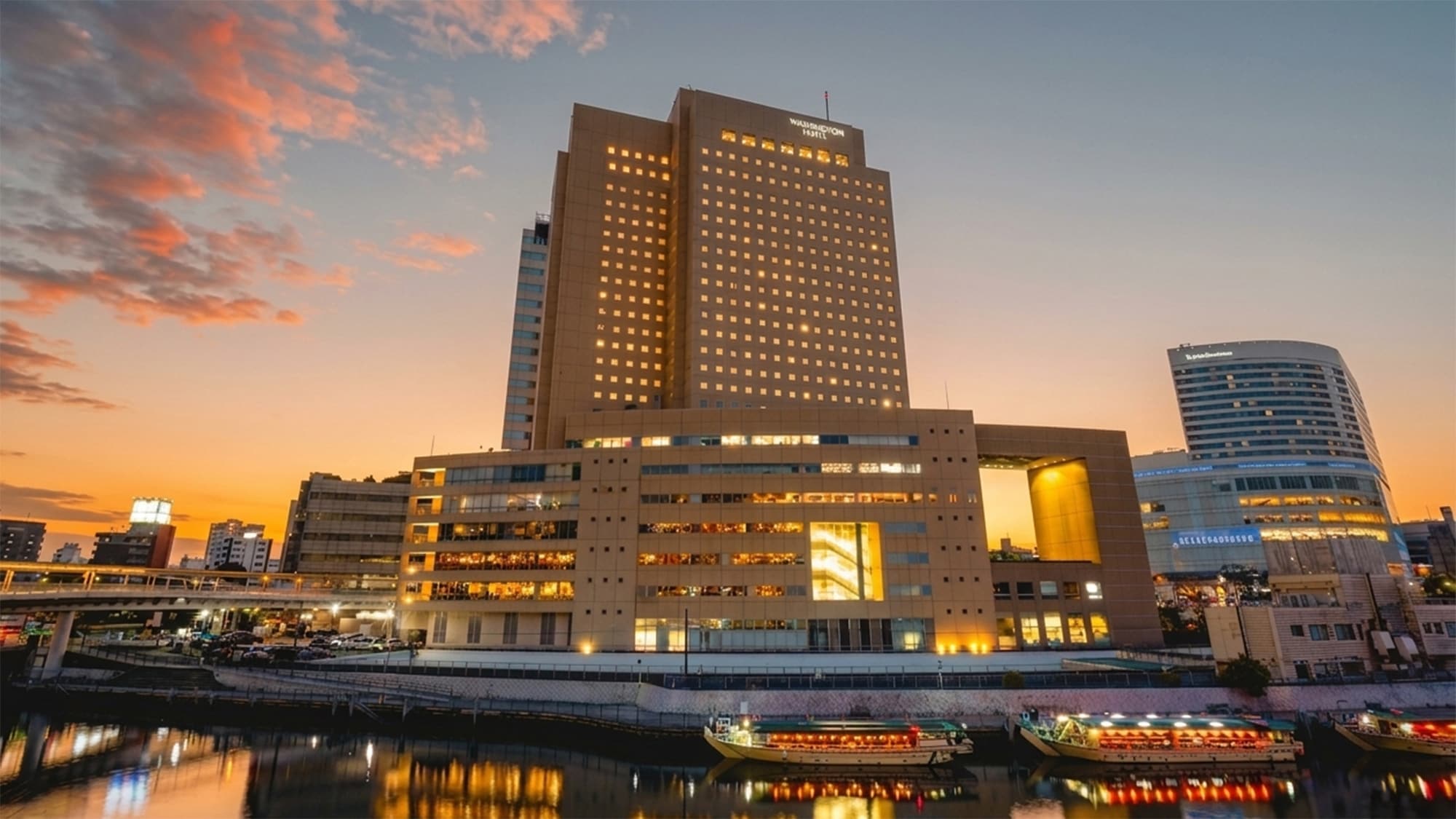 【外観】みなとみらいに面し、桜木町駅・馬車道駅からもアクセス抜群の横浜旅に快適な立地です。