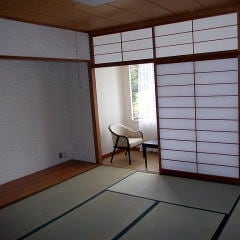 ①標準日式房間8榻榻米+寬邊，可容納4人，帶衛生間，禁煙