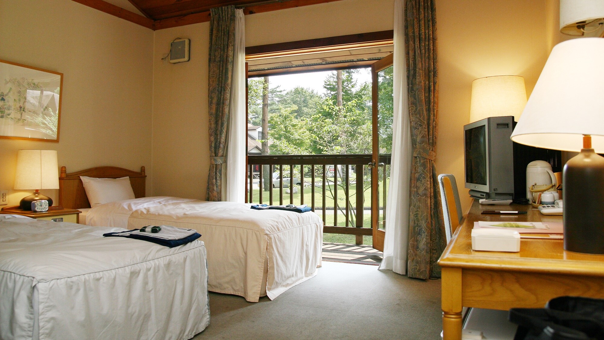 * [Log Building] An example of a twin room / Please enjoy a relaxing and extraordinary space with two people.