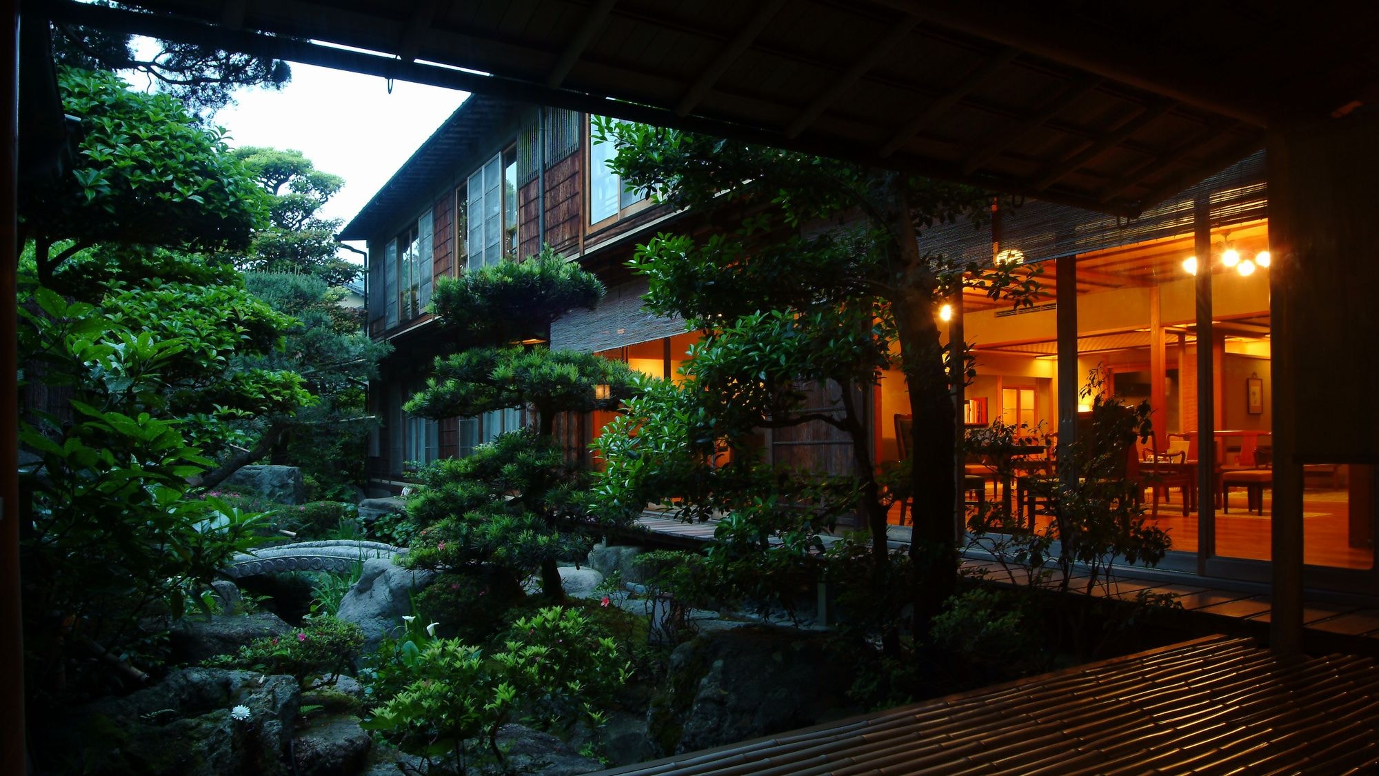 Have a relaxing time at the lobby lounge Aotsuki Roh, which is adjacent to the Japanese garden.