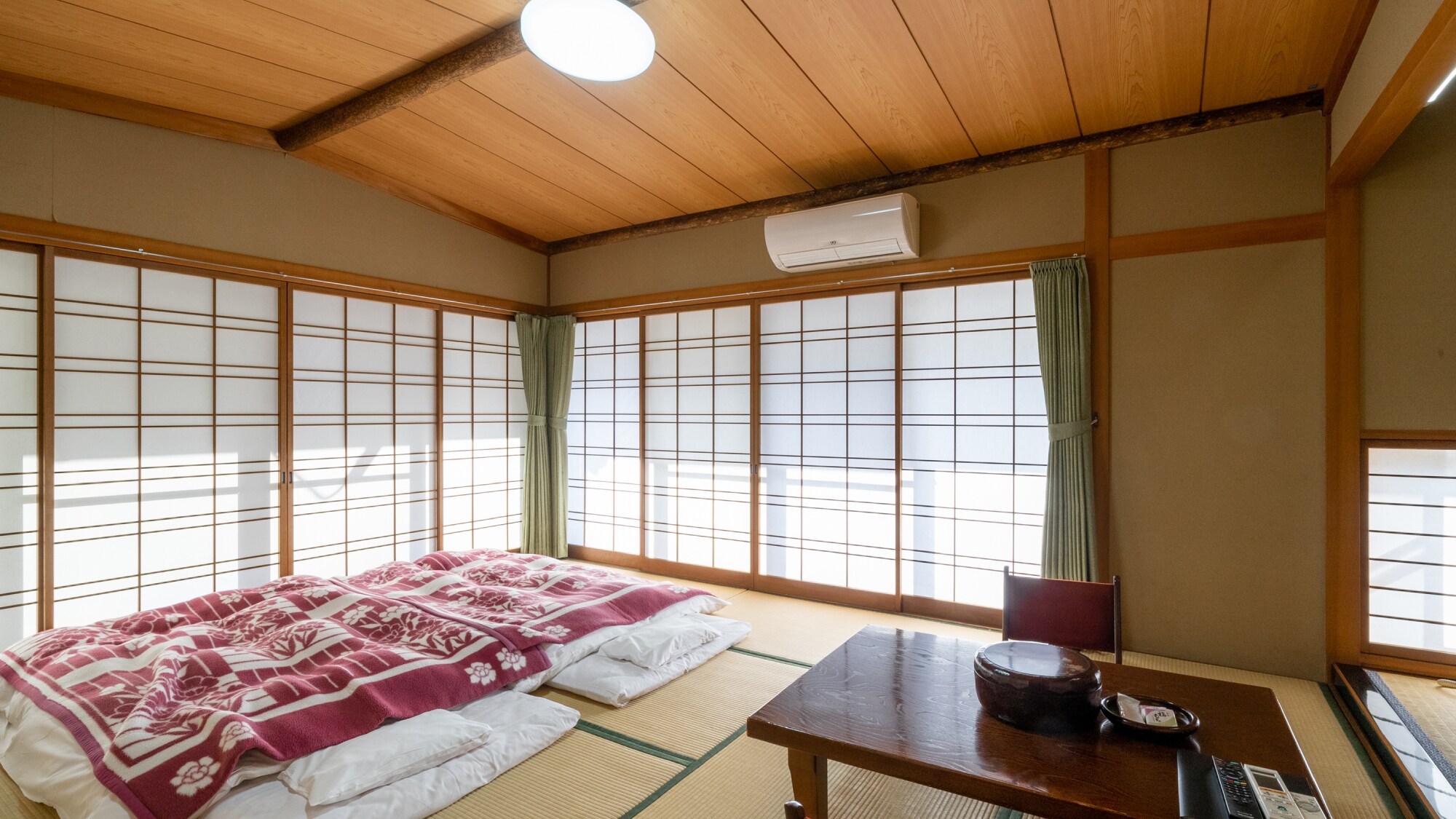 ■All rooms are non-smoking■Relaxing 10-tatami Japanese-style room by the lake