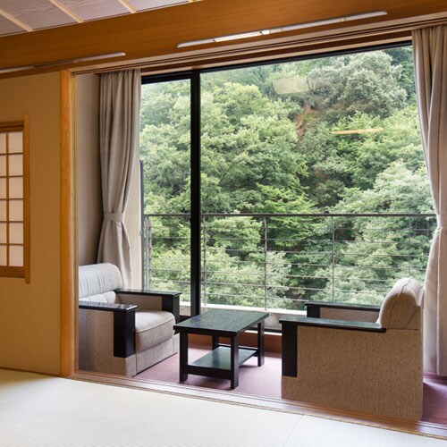 [Yunosho]您可以坐在椅子上放松身心，享受山区的户外美景。