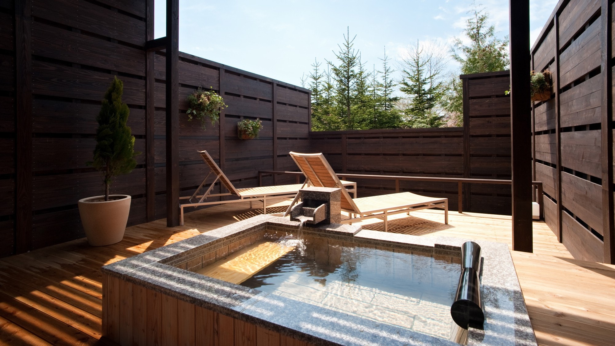◆ [With open-air bath] Japanese-Western style room / Enjoy the hot springs without hesitation while looking at nature (example of guest room)