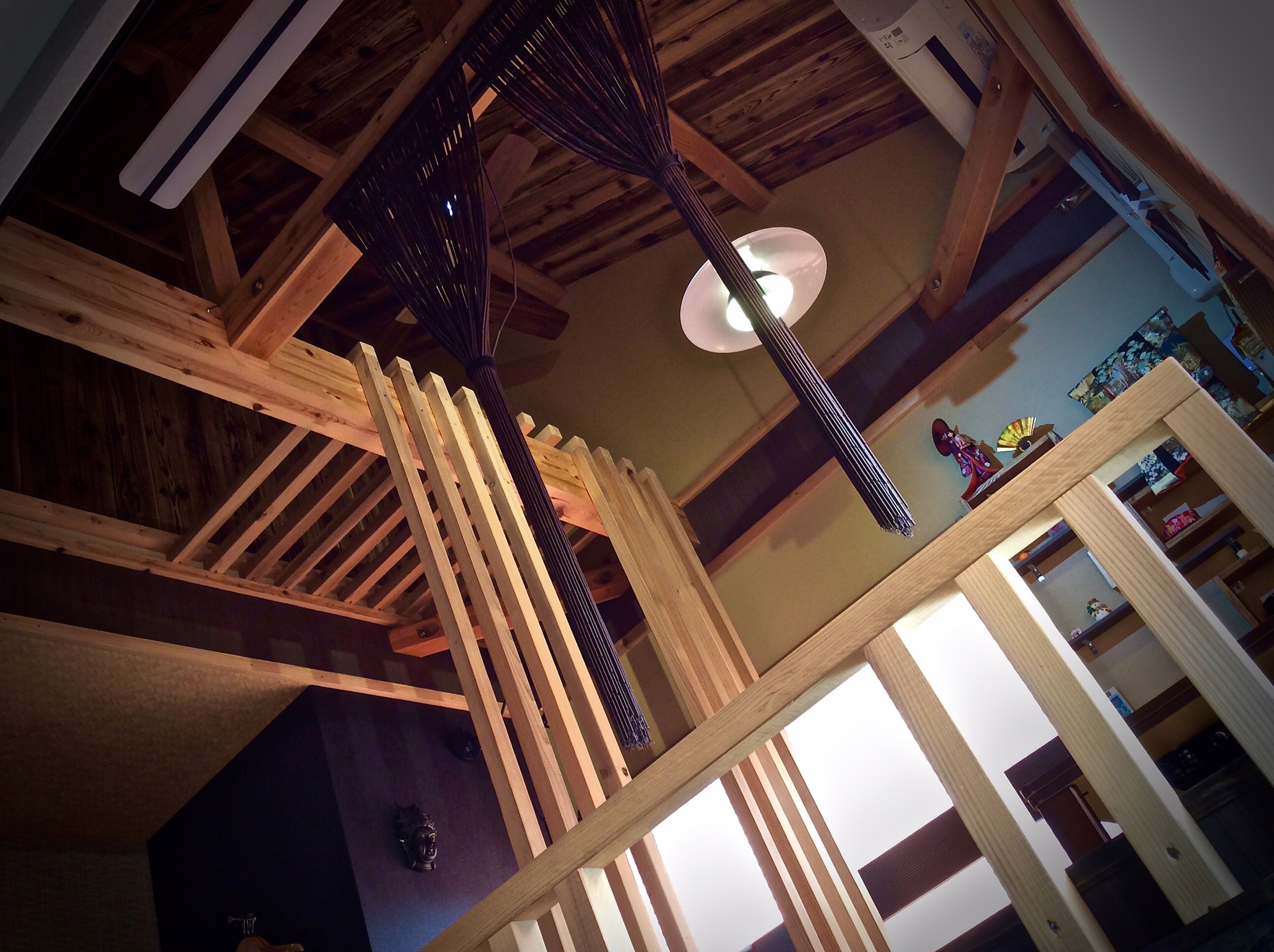 Shikkoku-Ma: Room 203: Vaulted ceiling (with burnt cedar veneer): Living room
