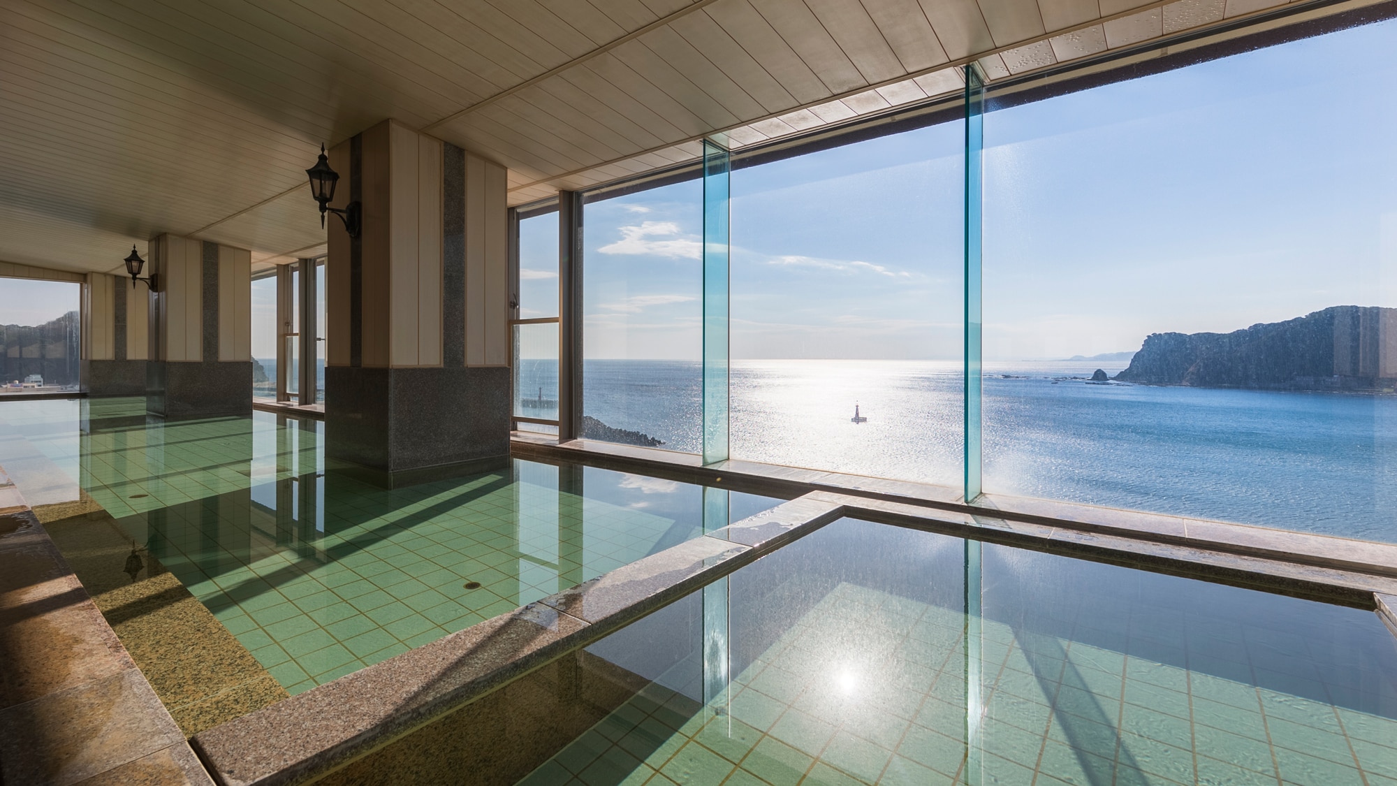 *【大浴場／内風呂】ふき抜ける開放感と大海原の眺望を楽しめる大浴場です。