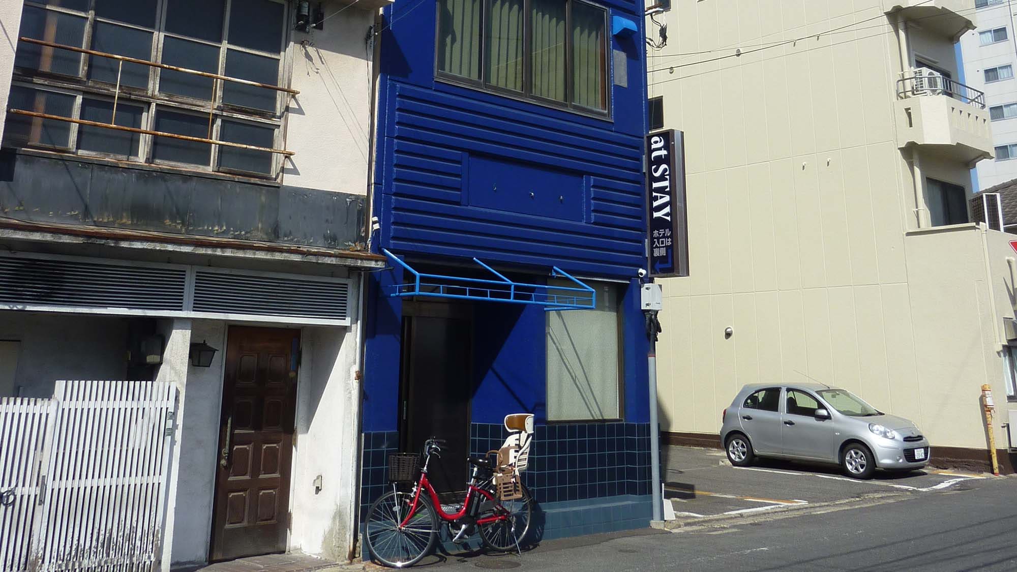 ・ [Facility exterior] The blue exterior is a landmark.