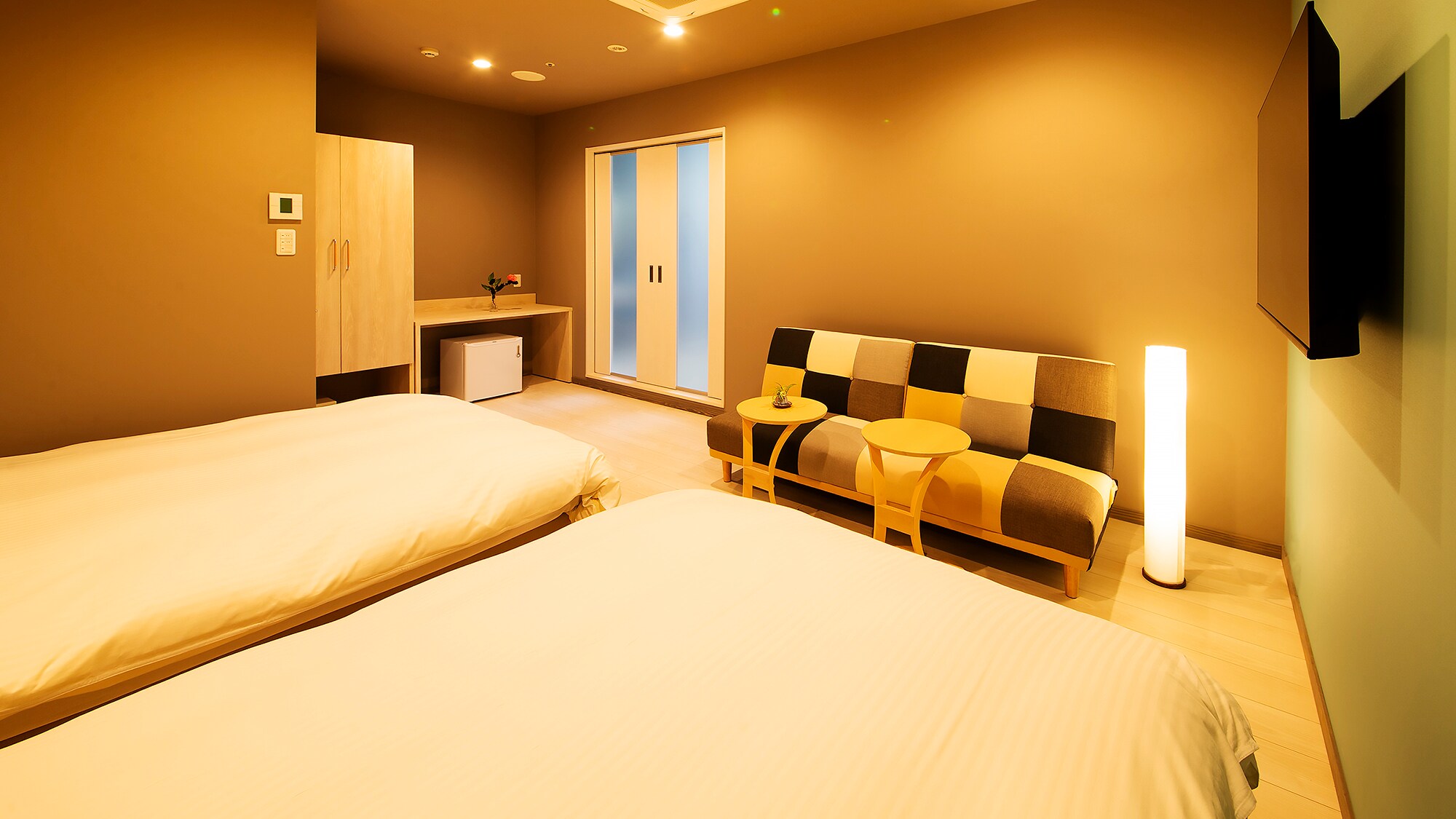 [Deluxe twin with semi-open-air bath] The bed is made by Simmons. Supports comfortable sleep!