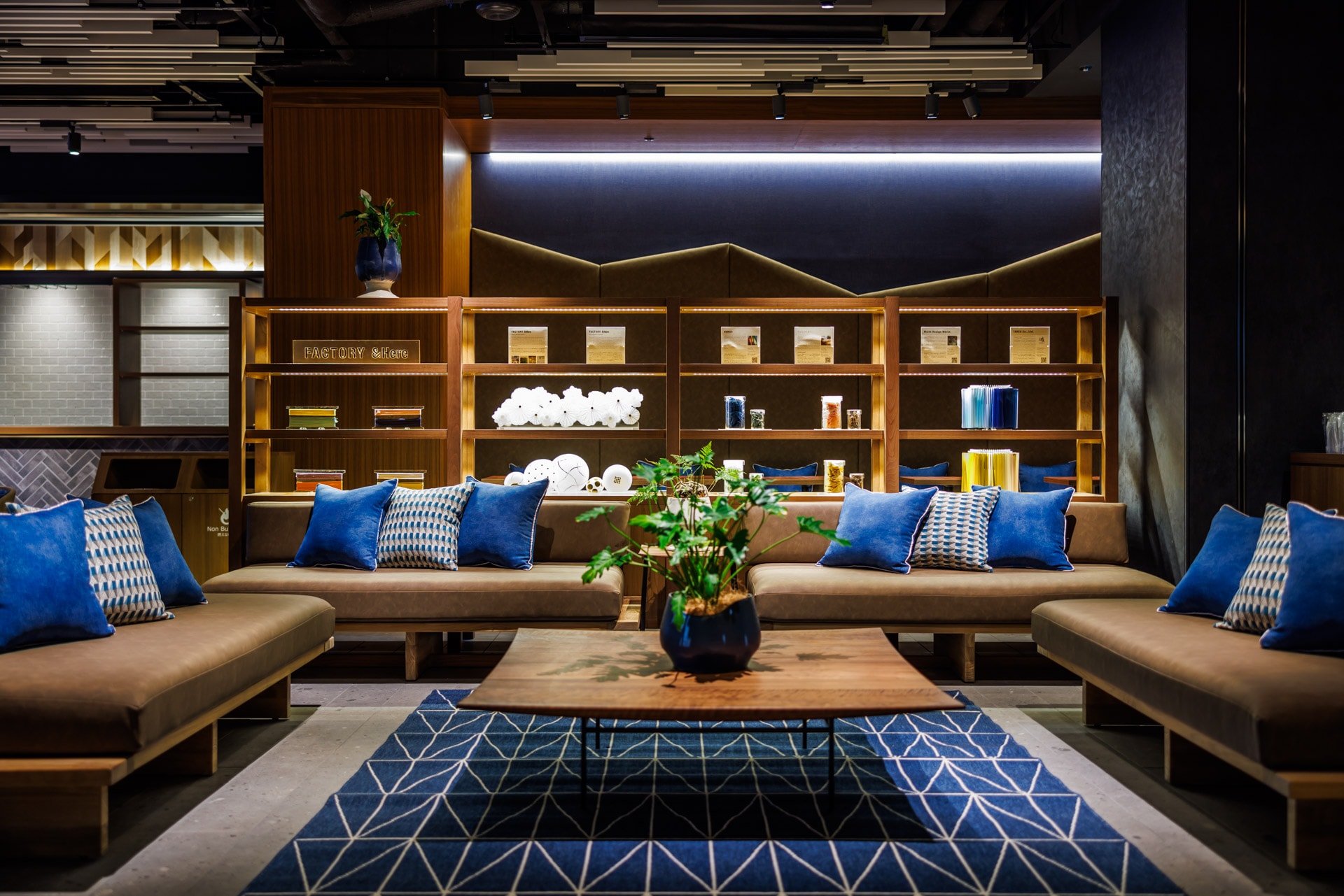 [Lobby] We have paid particular attention to the potted plants and lighting to create a relaxing space.