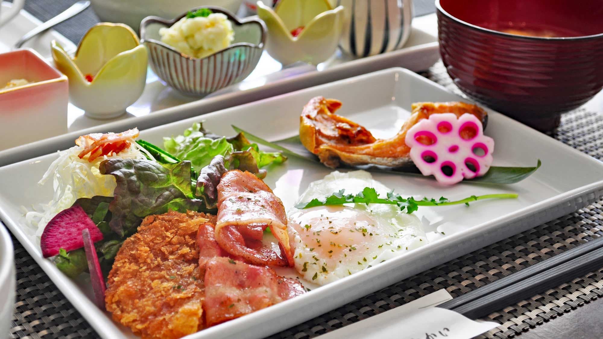 [Breakfast example] A well-balanced meal is provided.
