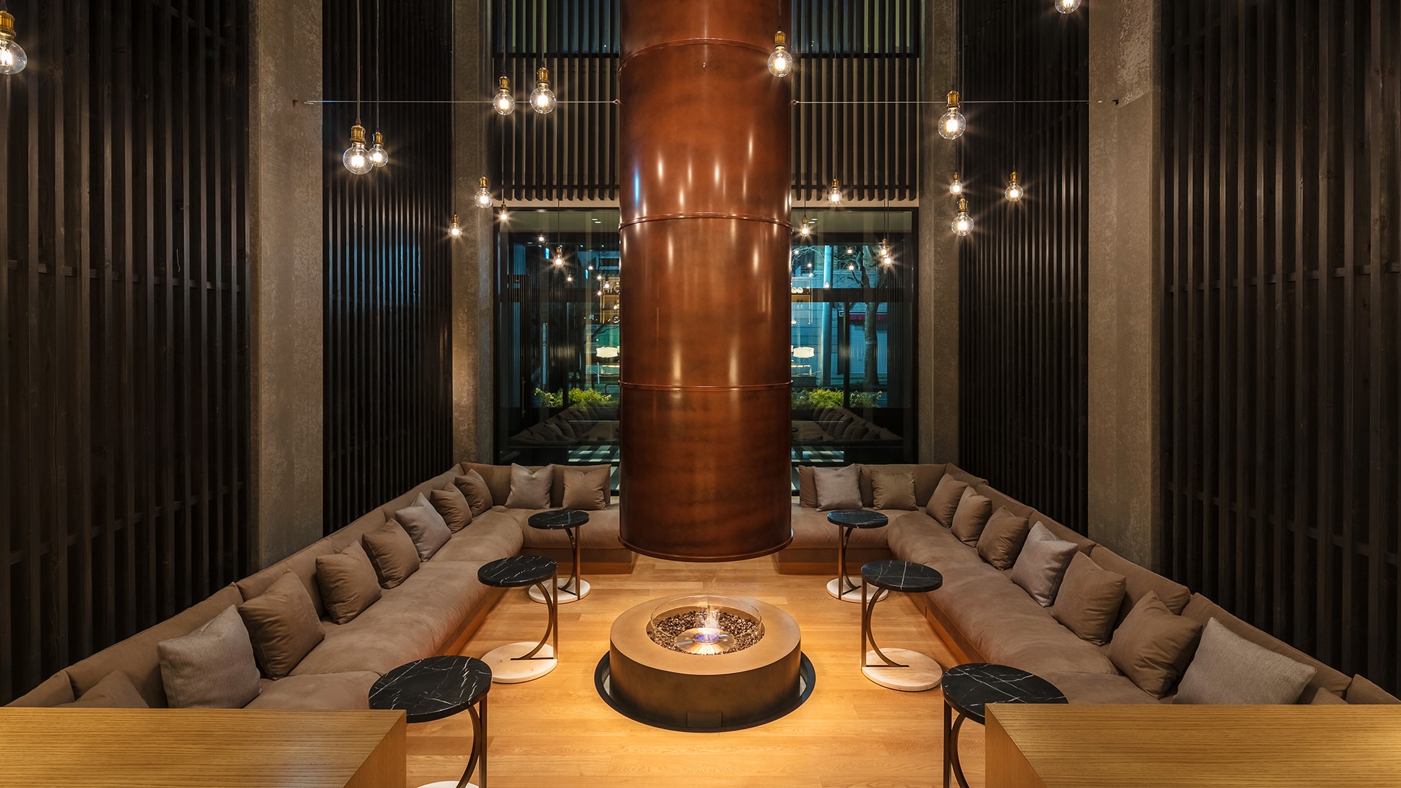 ◆ LOUNGE ◆ An open and cozy lounge that is a symbol of the hotel. Premonition that new ideas and exchanges will be born