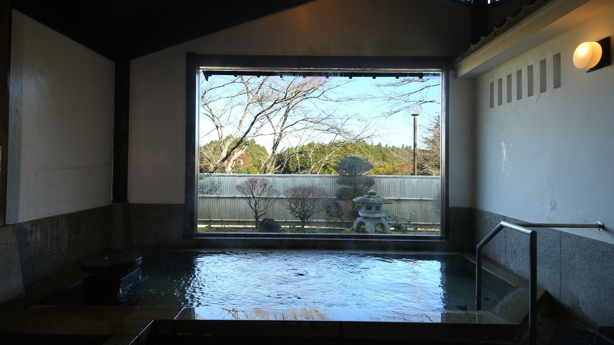  □ [Men's public bath] Healing time surrounded by greenery.