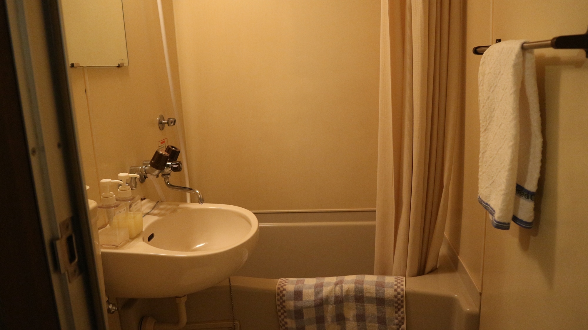 * [Example of Japanese-style room in the new building / annex] Comes with a small unit bath.