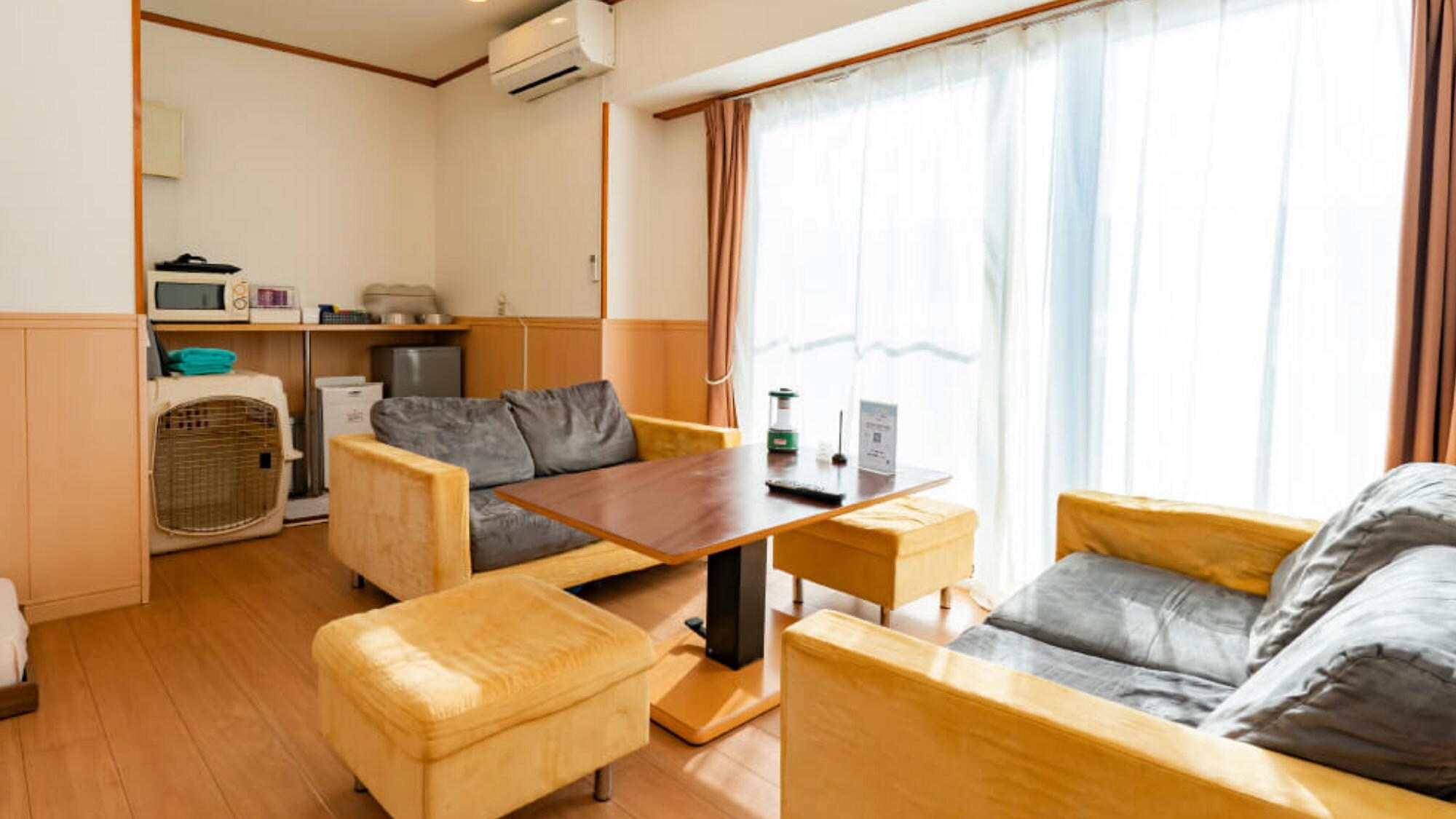 [Lakeside Dog Villas with special seats overlooking the lake] P6 Living room
