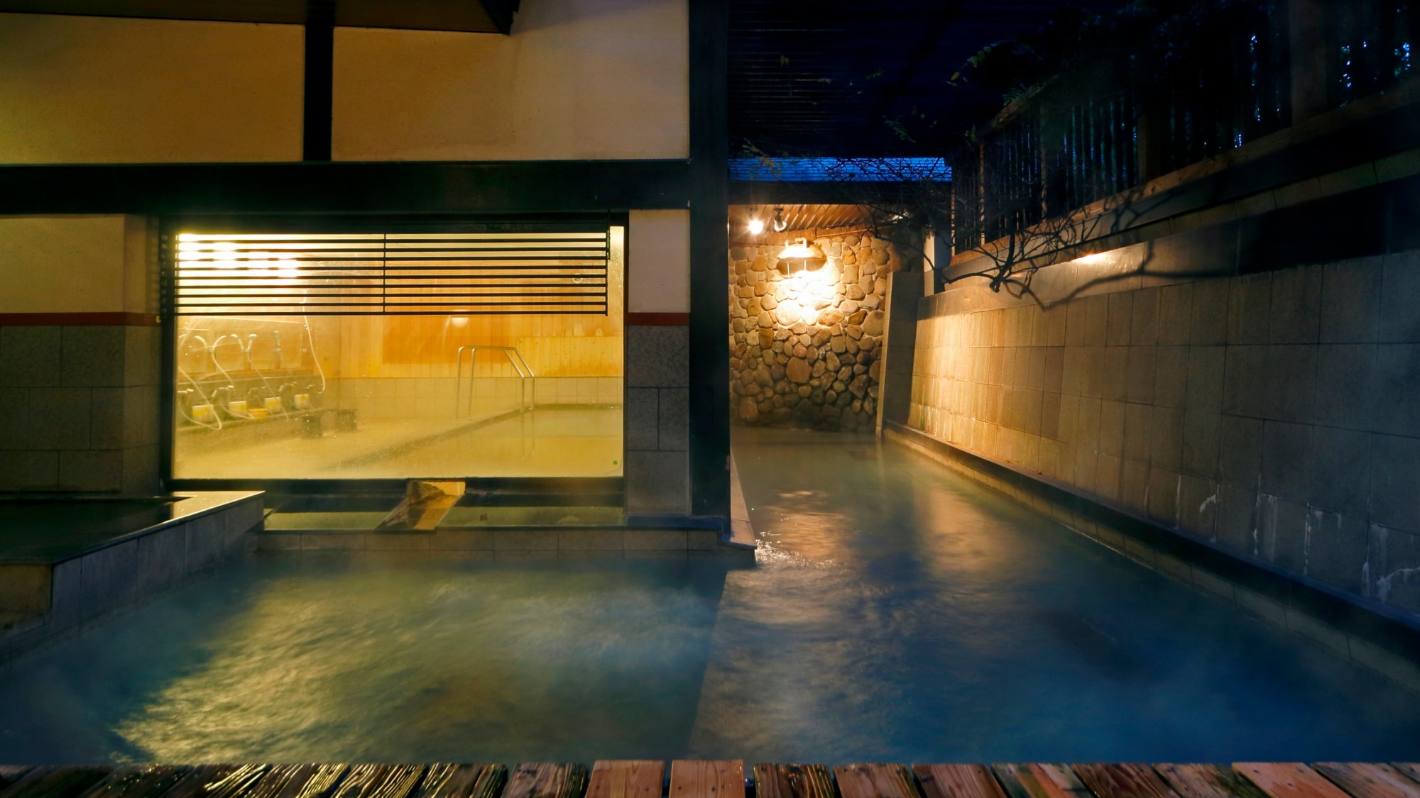 [Tonoyu] Kualitas mata airnya adalah mata air sederhana basa lemah yang mengandung berbagai bahan.