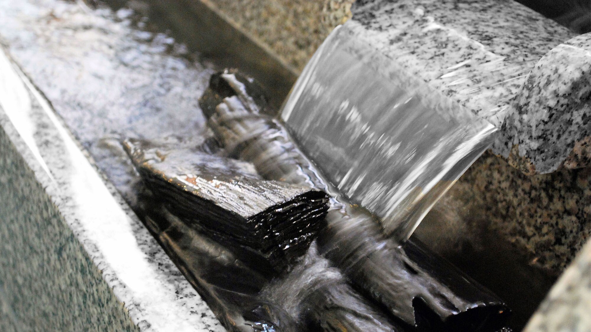 [Large public bath] Charcoal filters the famous water, making it closer to pure water with fewer impurities.