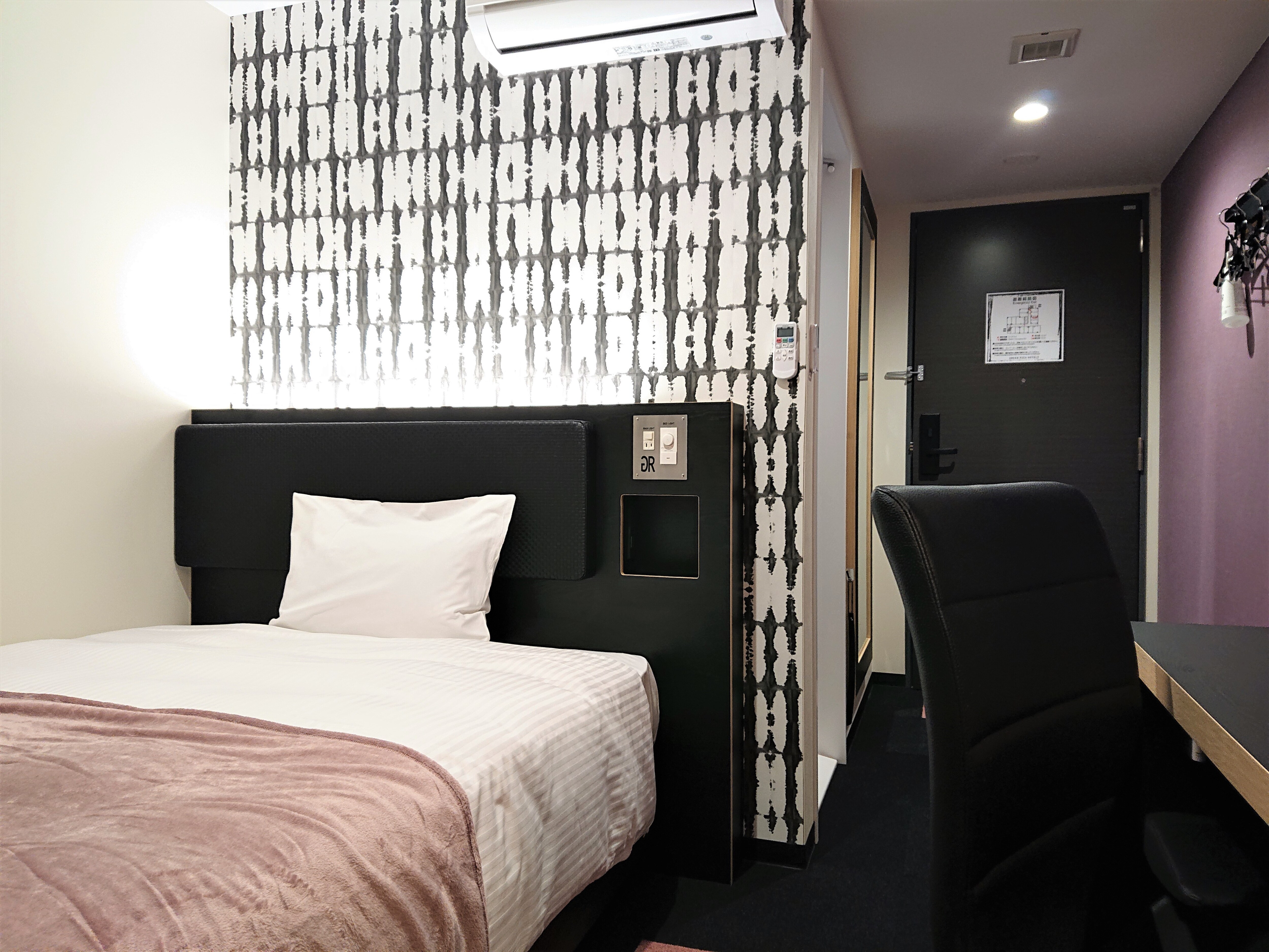 Single room (peach image)