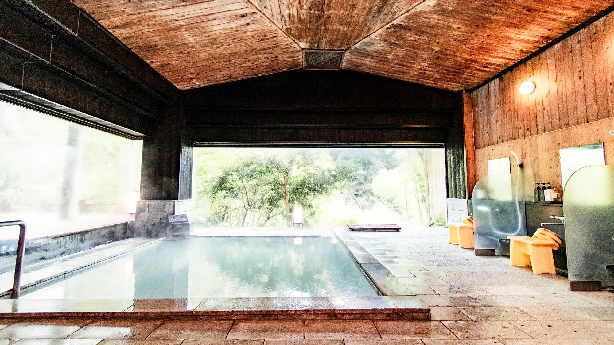 [Large public bath] A comfortable indoor bath with a soft bathing chamber and a cypress bathtub