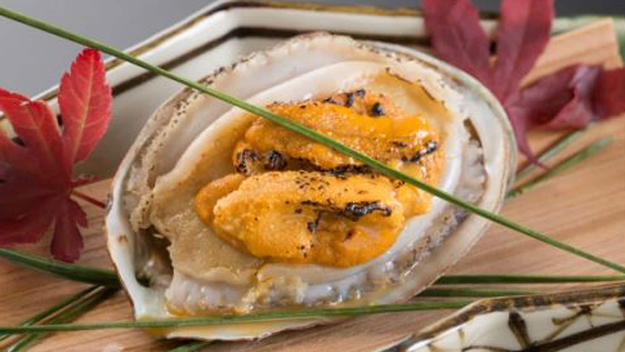 [Grilled sea urchin] A luxurious dish of "abalone" and "sea urchin"