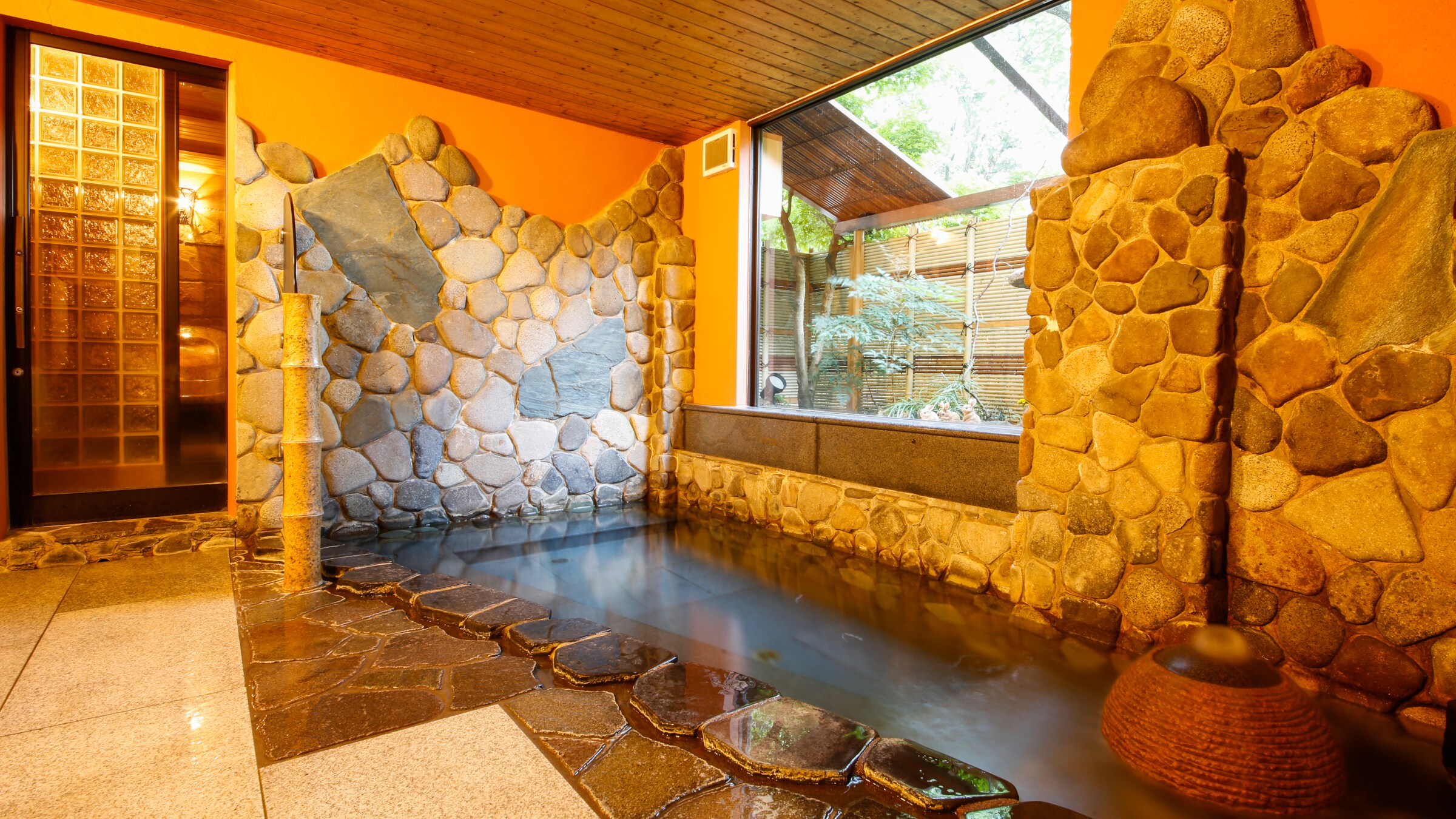 Women's bath [Onna] There is a rock sauna at the back