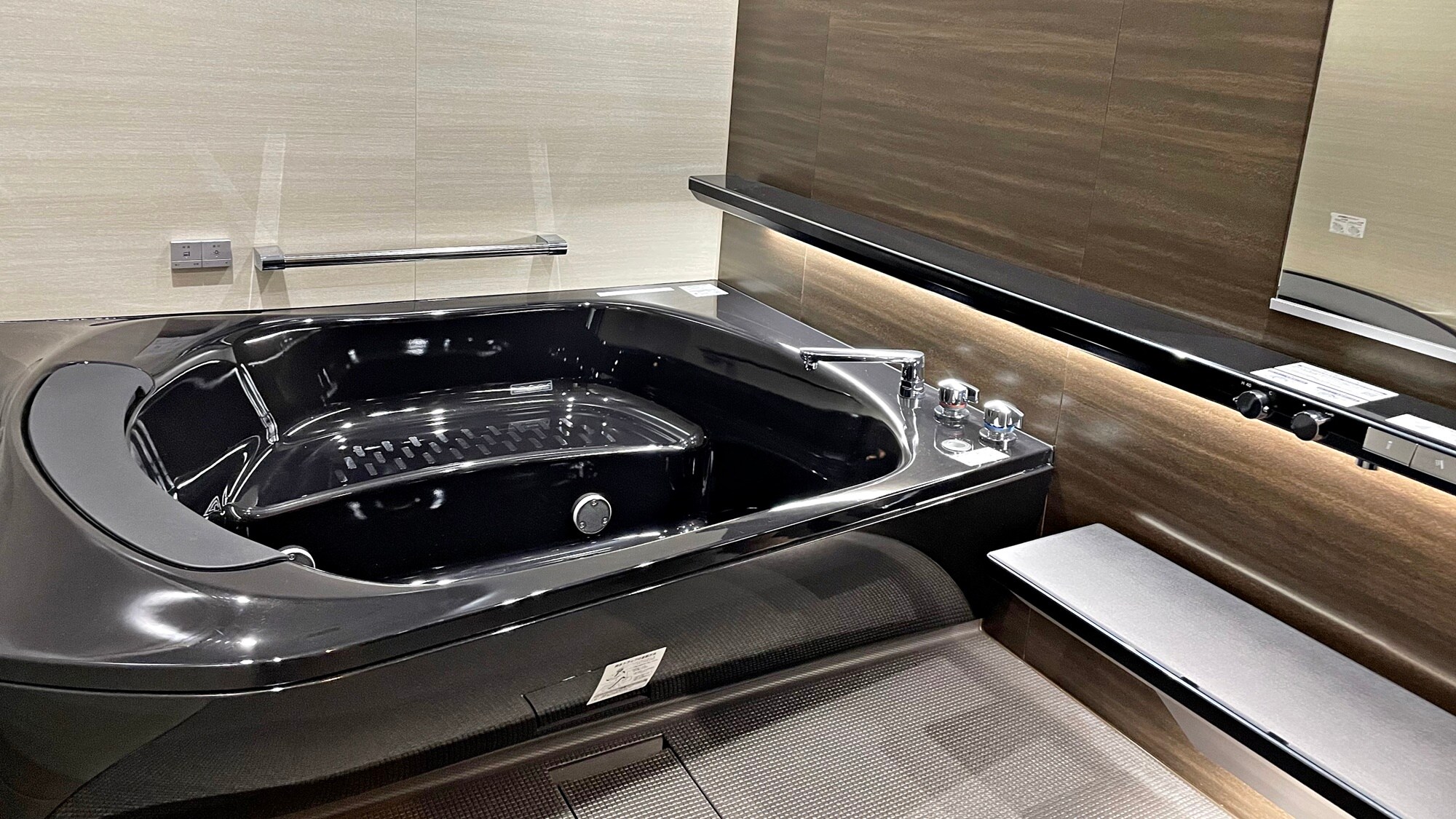 ※【海景西式客房（无障碍）】浴室示例：配备带瀑布功能的喷射浴缸