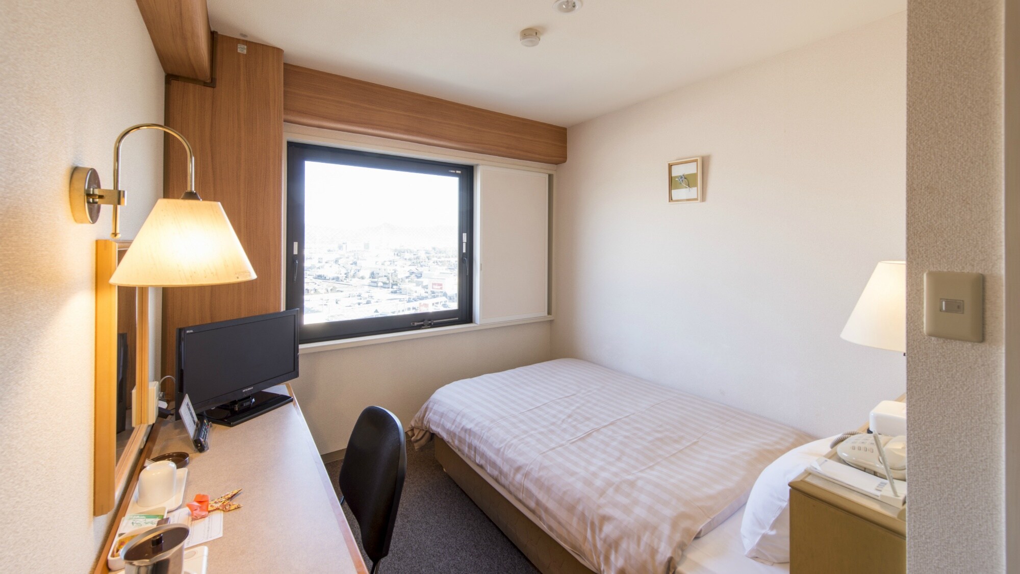 [Kamar] Hotel kami dilengkapi dengan tempat tidur semi-double yang dibuat khusus. Ada banyak ruang bahkan untuk satu orang.