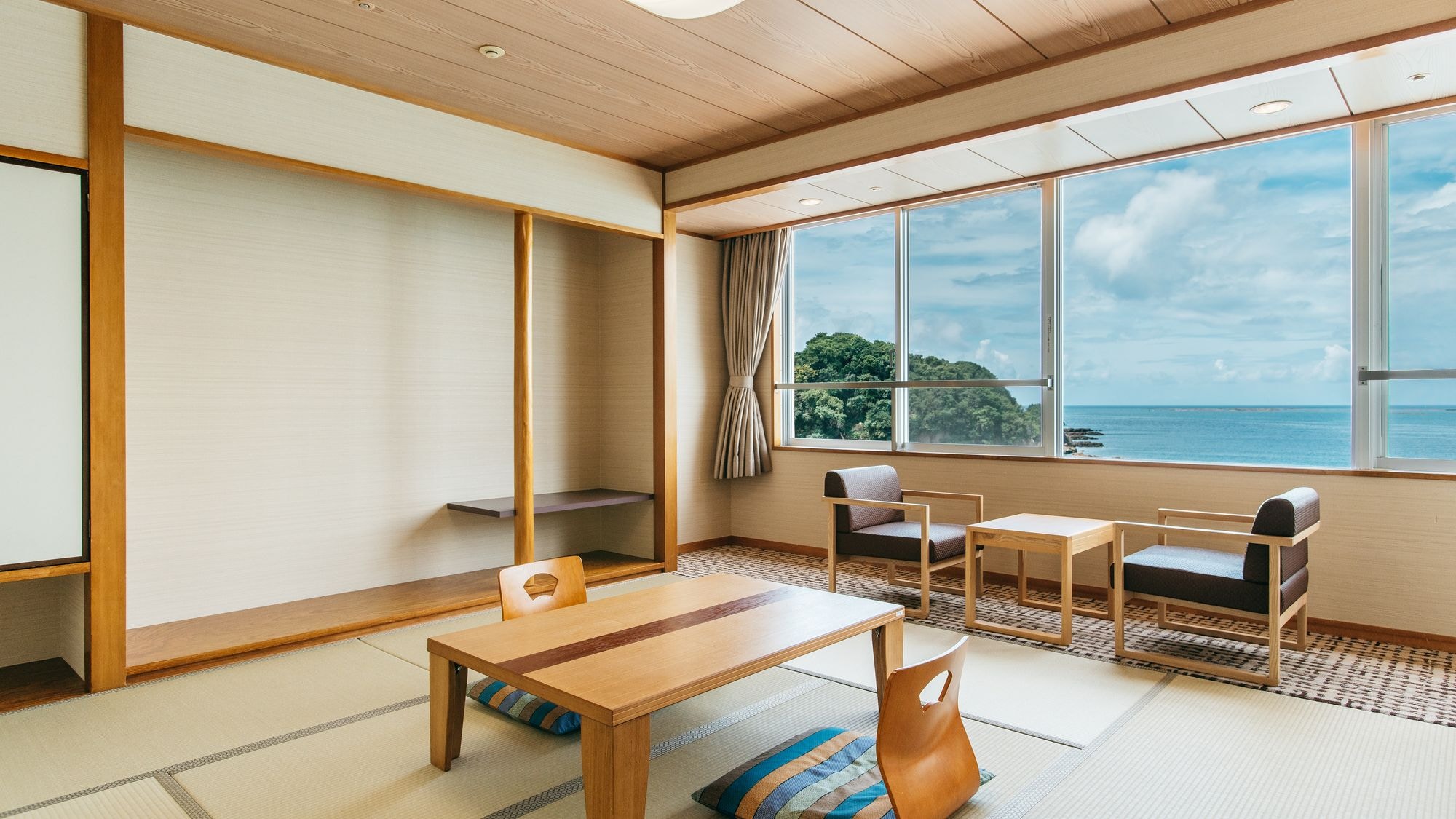 Japanese-style room (8 tatami mats)