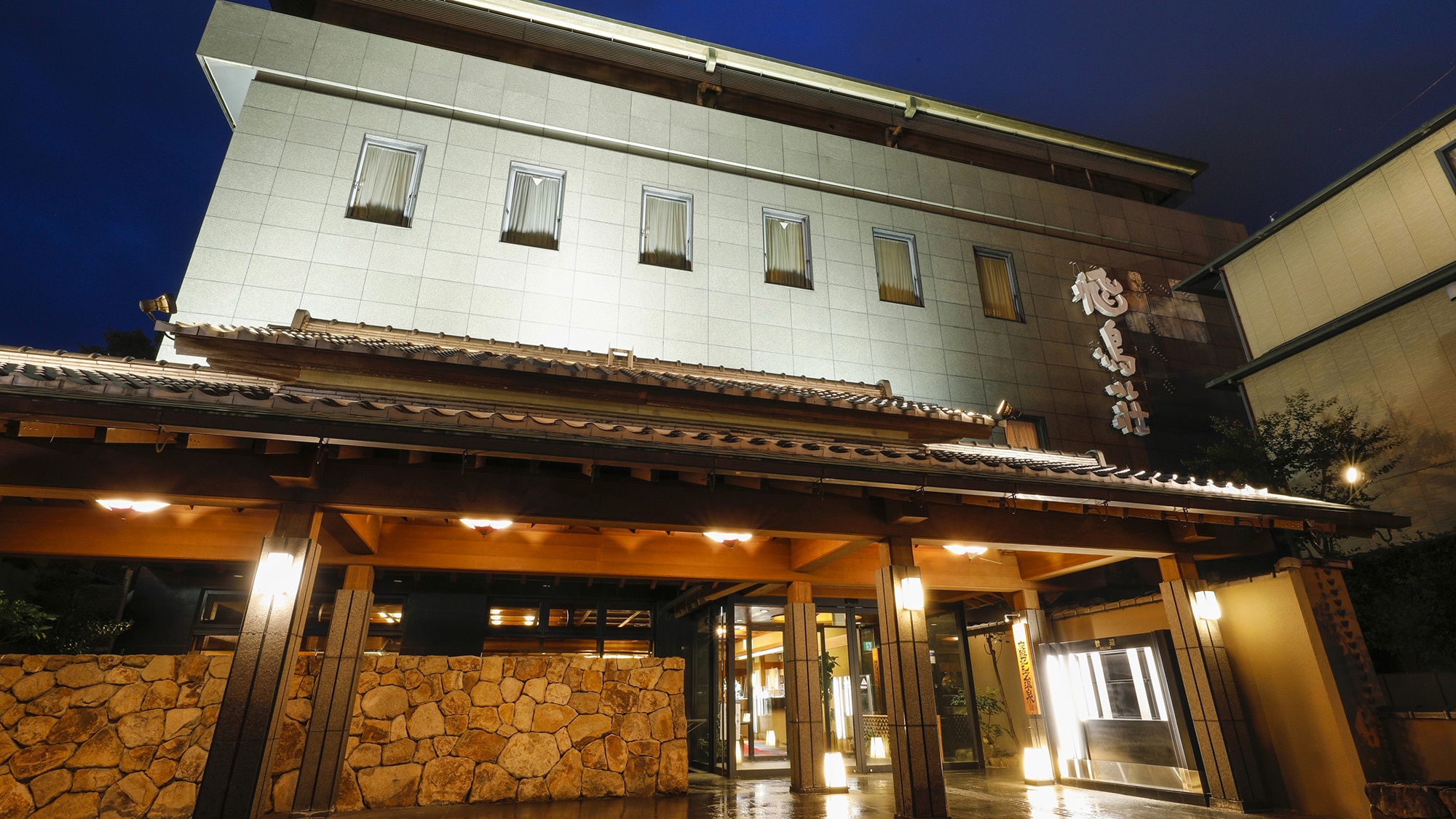 Our hotel is in a good location, a 5-minute walk from tourist attractions! At night, enjoy the luxury of a healing hot spring at our hotel, which is close to sightseeing spots.