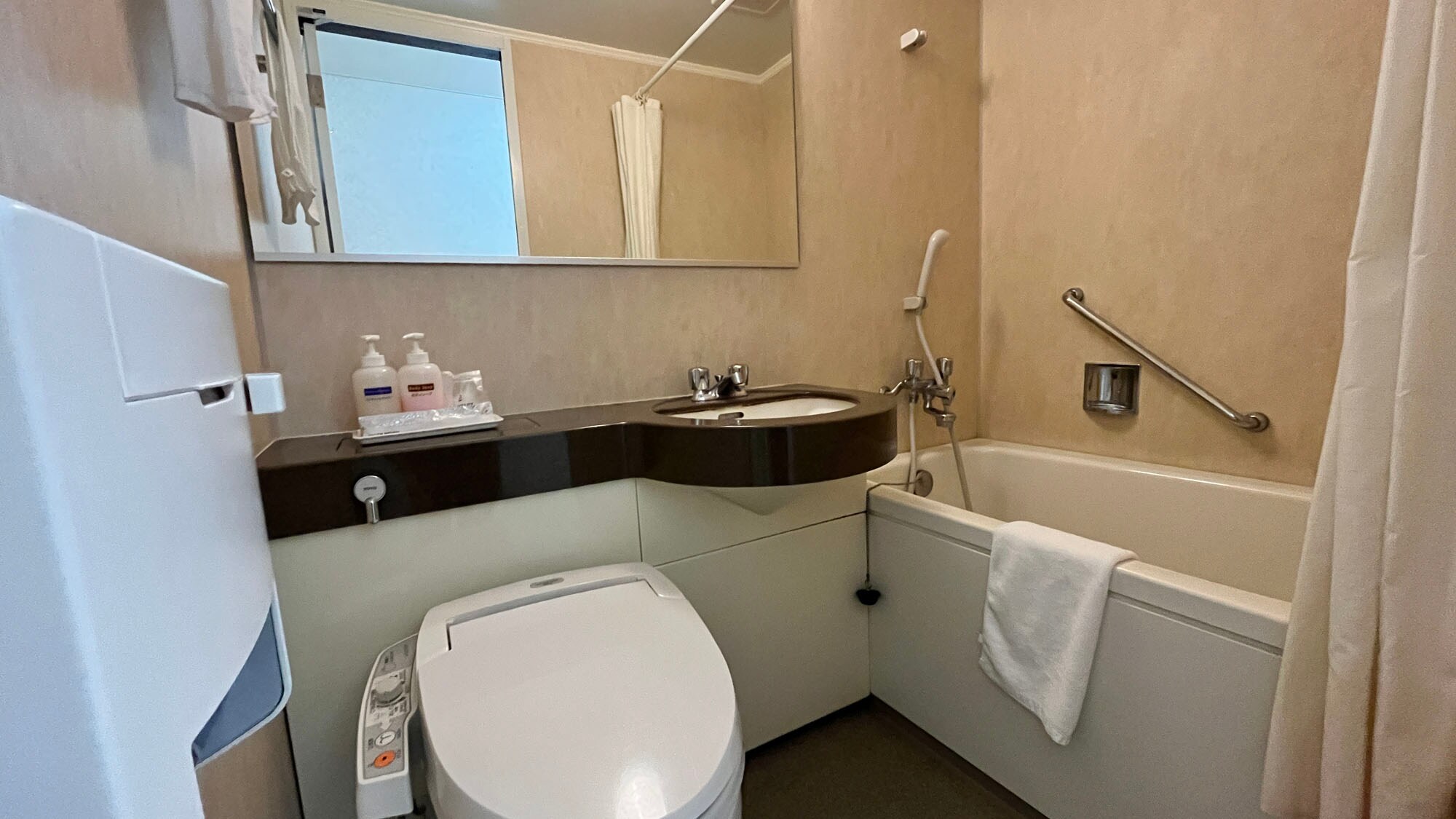 Guest rooms ◆All rooms have unit baths*