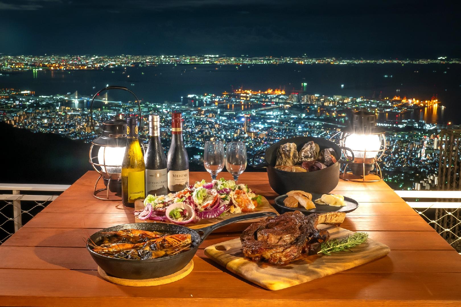 Please enjoy an authentic outdoor dinner while looking at the million dollar night view.