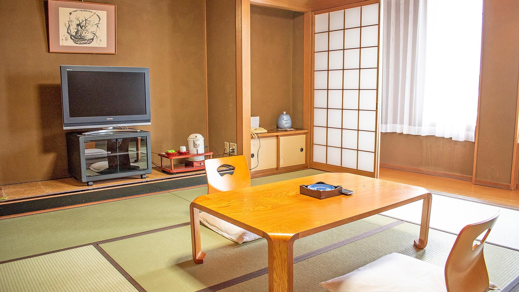 Kamar bergaya Jepang dengan 8 tikar tatami, di mana Anda dapat bersantai di atas tikar tatami