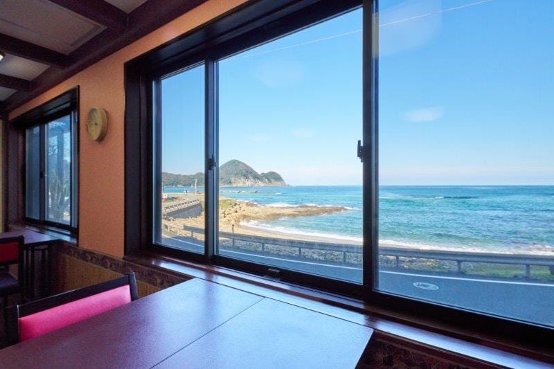 ตัวอย่างของร้านอาหาร ทิวทัศน์ของทะเลญี่ปุ่นแผ่กว้างต่อหน้าคุณ!