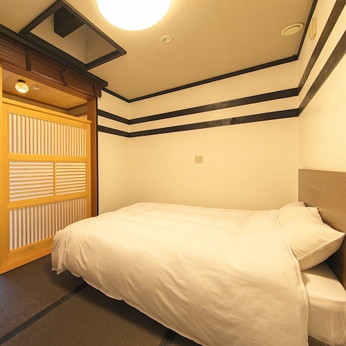 ห้องพักสไตล์ญี่ปุ่น 6 เสื่อทาทามิ (เตียงควีนไซส์ 160 ซม. & ครั้ง 195 ซม. 1 ยูนิต) 32 ตร.ม. พร้อมอ่างอาบน้ำกึ่งเปิดโล่งในห้องพักทุกห้อง เตียงชิโมะ