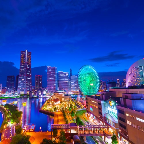 ■Scenery■ Enjoy the spectacular night view of the glitteringly lit up Ferris wheel and skyscrapers adorned with lights.