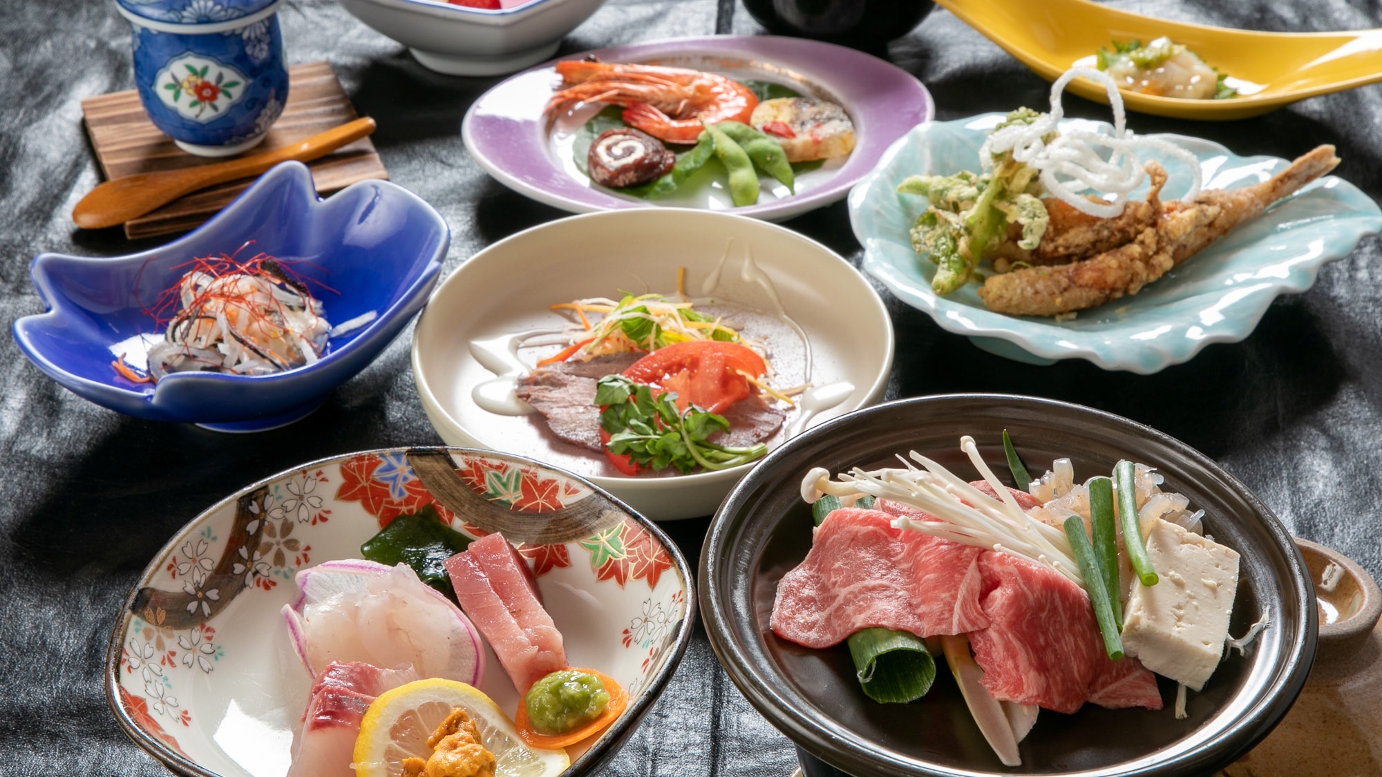 餐点示例：共 10 道菜，包括新鲜紧实的生鱼片和当地产的食材