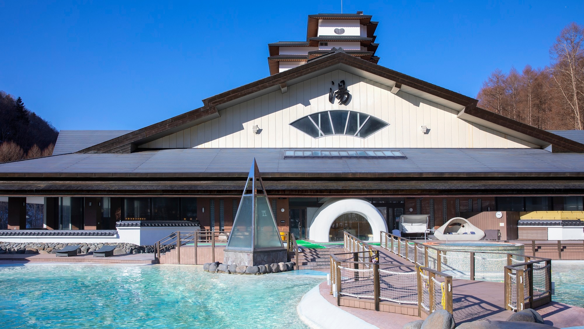 You can enjoy the hot spring beach and Kamakura sauna all year round!