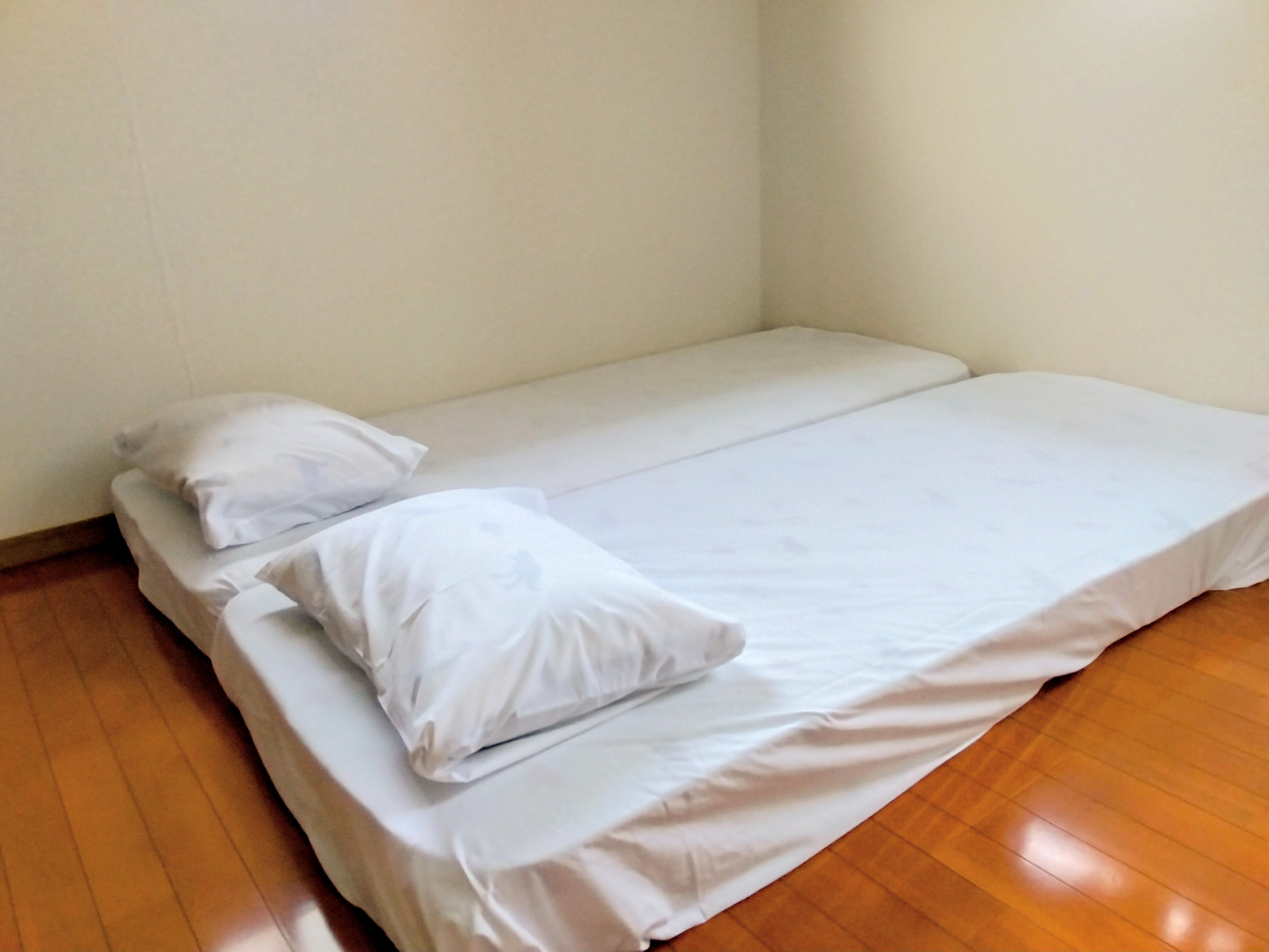 Small glamping cottage single bed