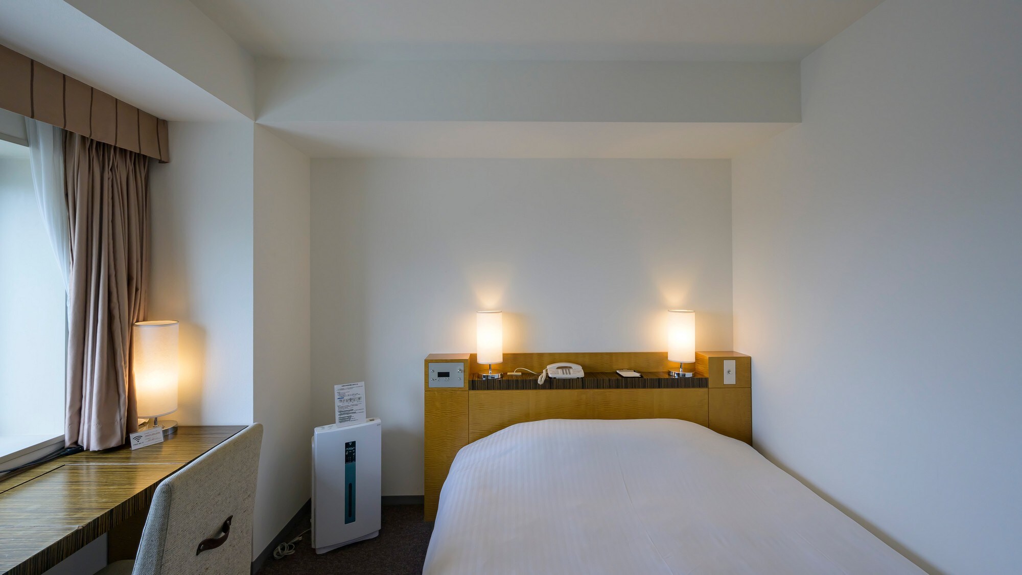 [Queen Double] A spacious queen double room with a bed width of 160cm.