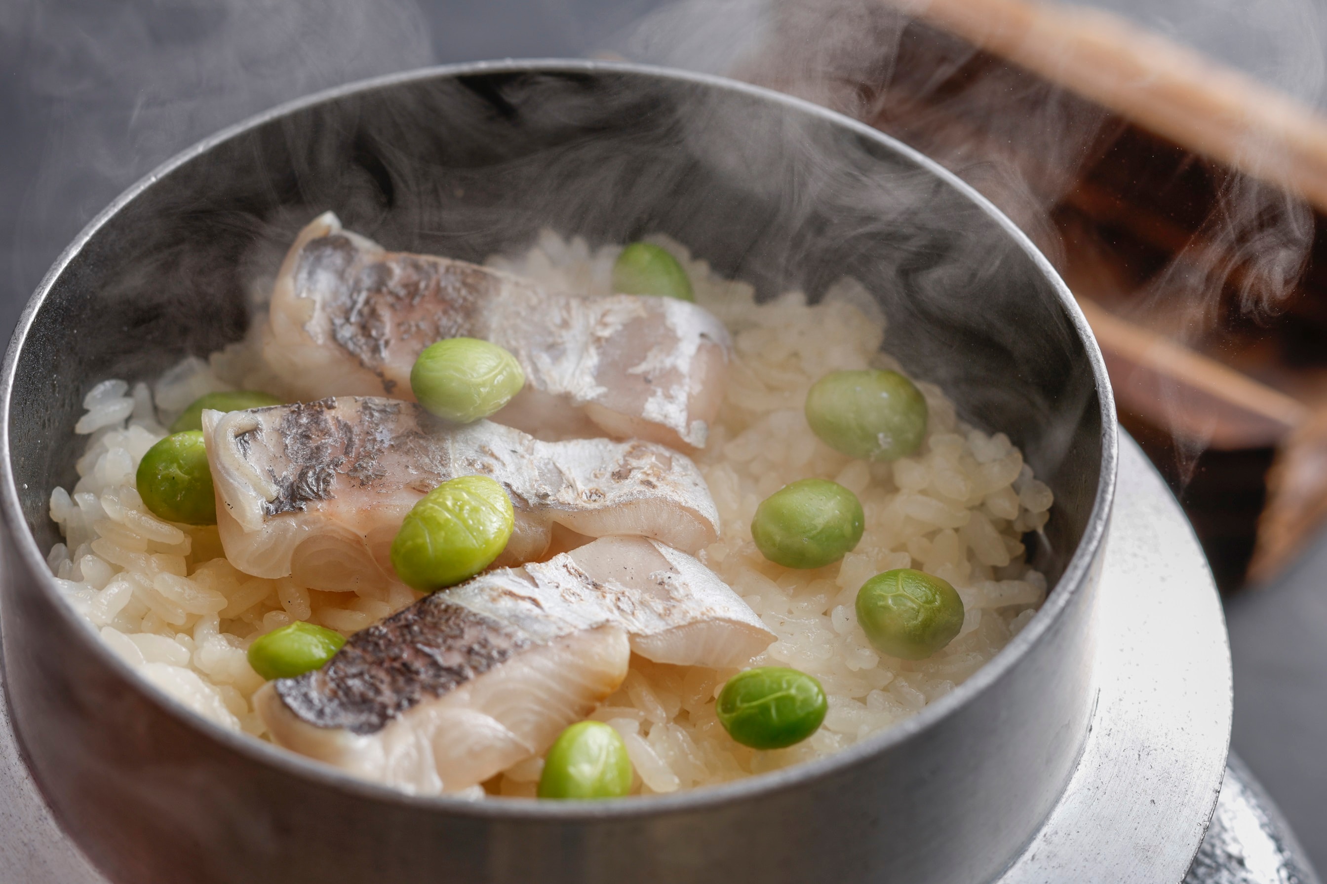 Example of a summer dish for 2026 (Rice cooked in a pot with hairtail fish and edamame)