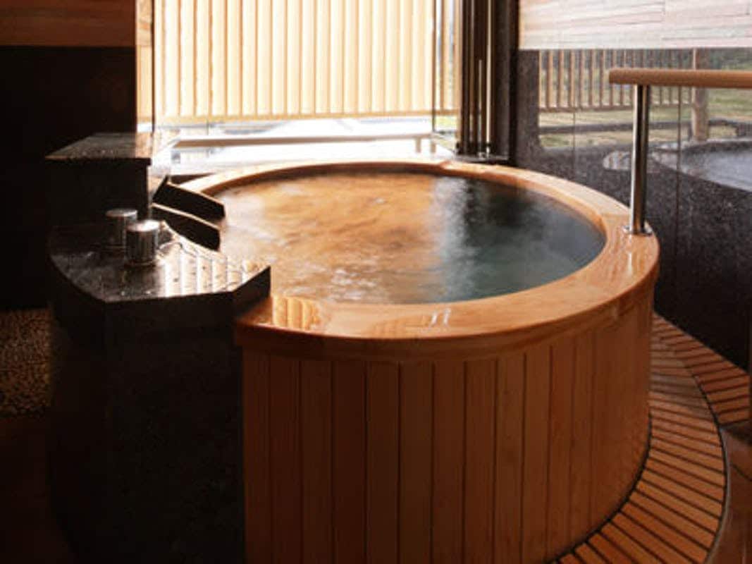 Amphibole and cypress indoor bath