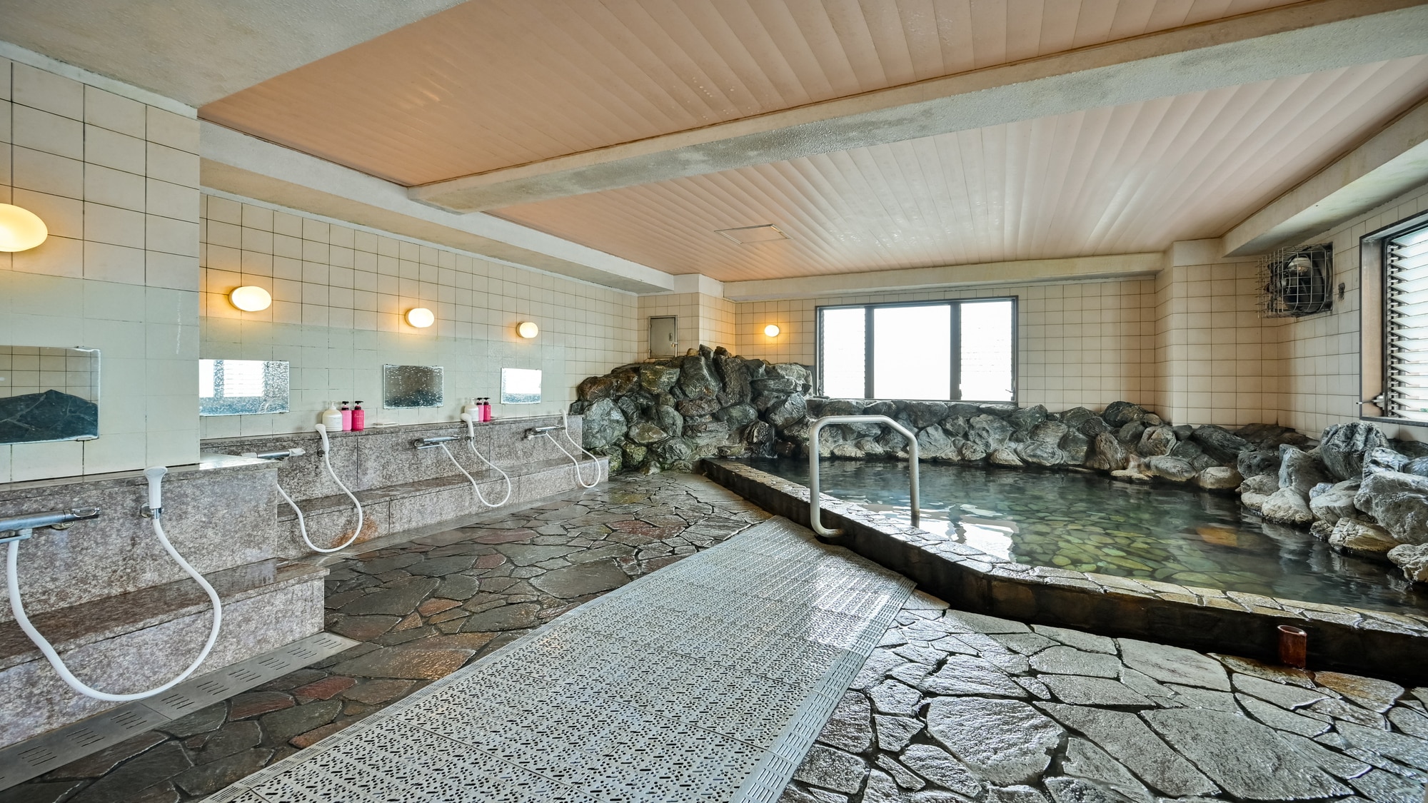 ■Large Public Bath■ 【Capacity】8 people / Indoor bath only, no gender rotation 【Spring Water Quality】Simple spring water