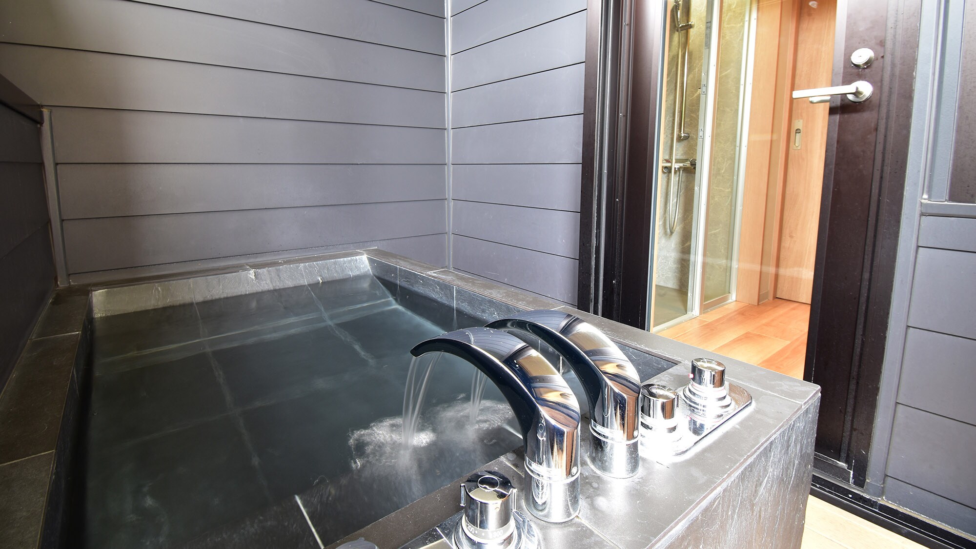 ・Semi-open-air bath