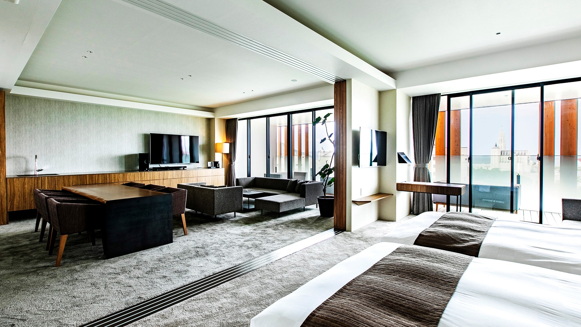 [Suite Grand Lantai Tinggi] Bersantailah di ruang mewah seluas 80 meter persegi.