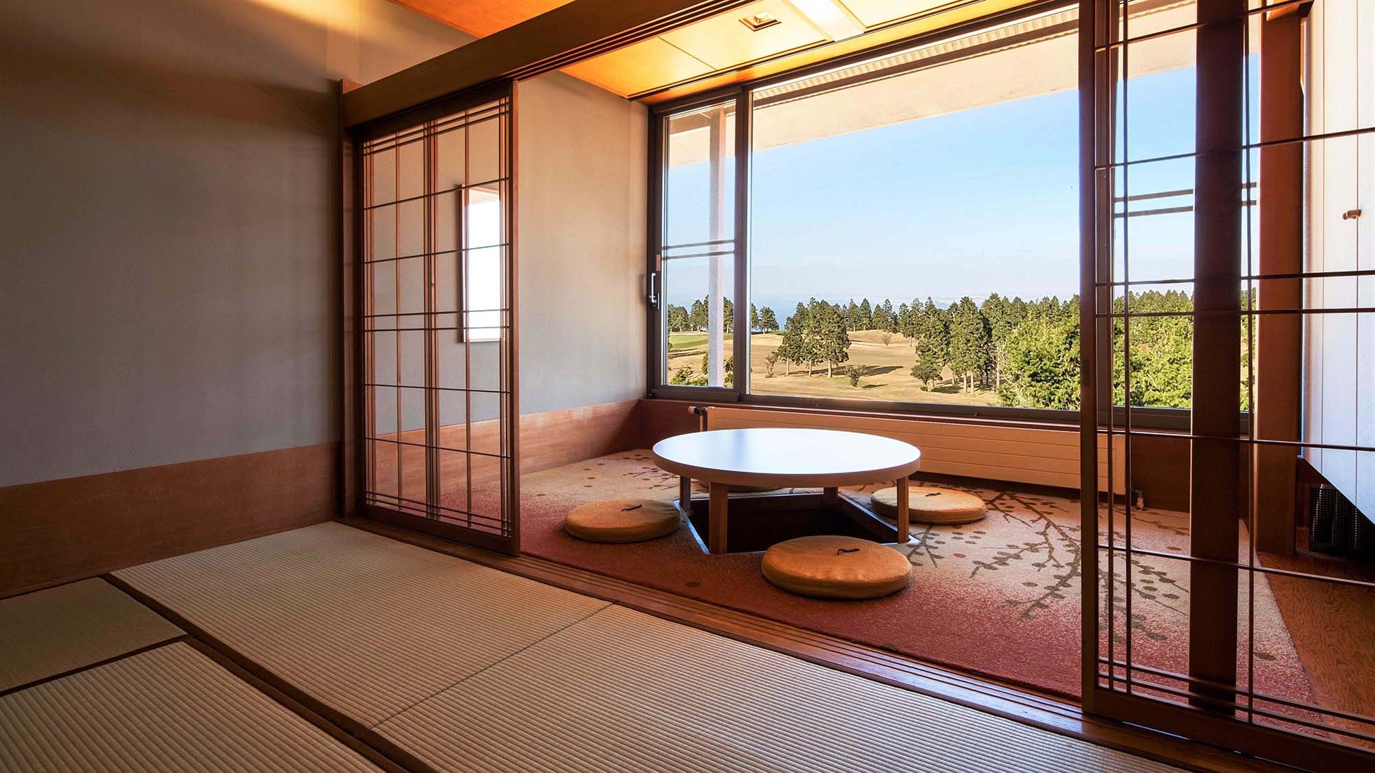 [Japanese-style room] A Japanese-style room with 12 tatami mats in the main room and 4 tatami mats in the veranda. Up to 5 people can stay (49.1 square meters) (All rooms are non-smoking)